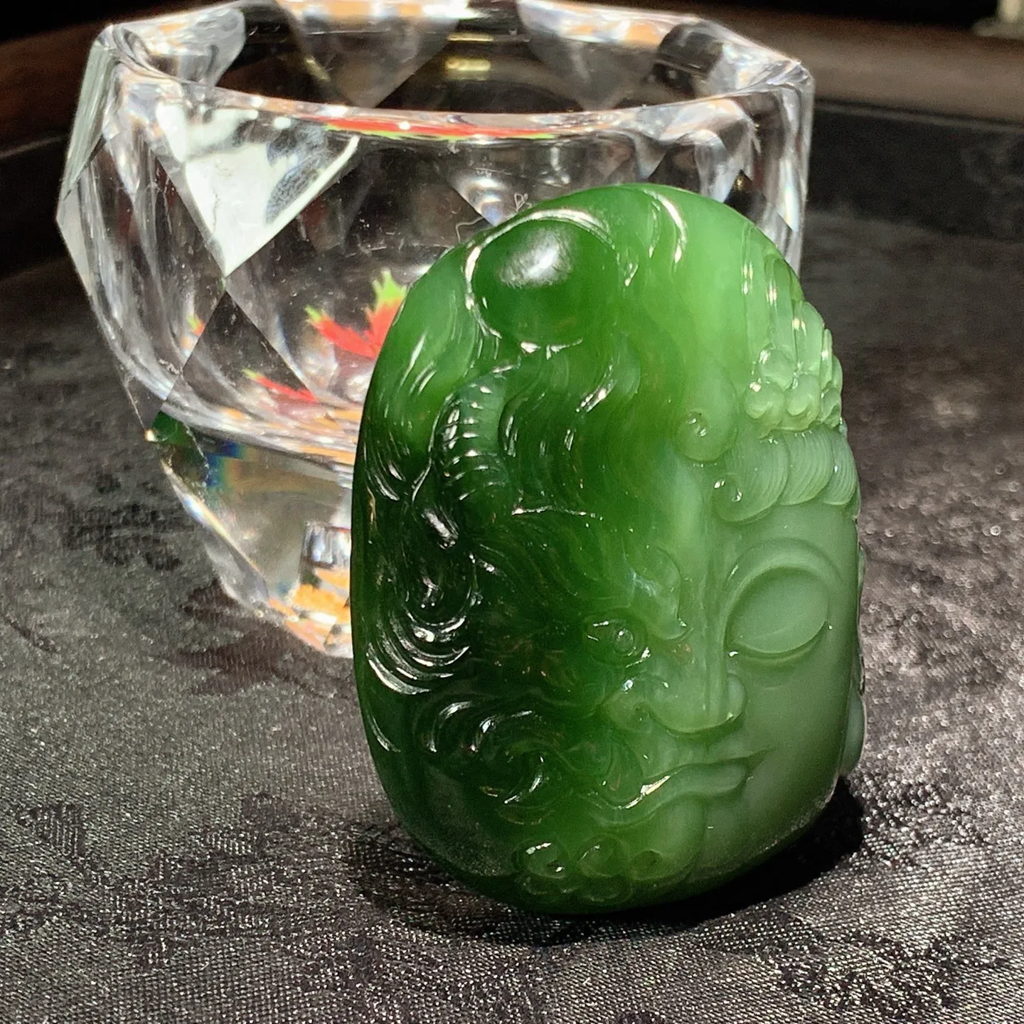 和田玉阳绿俄罗斯碧玉佛魔一念间挂件。尺寸50/39/18重66克。玉质细腻油润。手推出油。佩戴高端典雅。lt251128