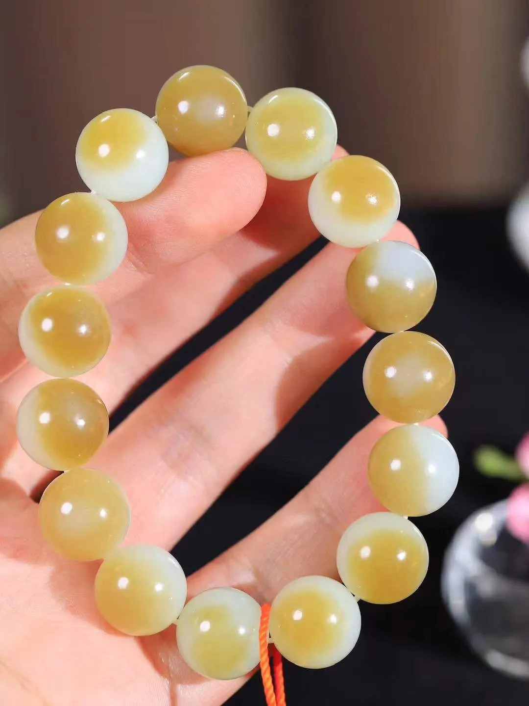 【珠圆玉润.手串】

精品和田玉糖白玉珠圆玉润手串 玉质温润细腻  整串打磨圆润，佩戴舒适。珠珠落玉盘，间关莺语花底滑，一生美好时光，无论身在何处，都有它相伴相守。事事顺遂，幸福美满，吉祥如意。重76克 尺寸取一14.8mm FDT-161102913