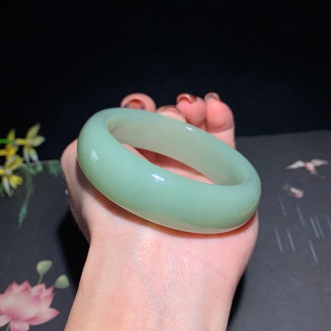 和田玉55.5圈口且末蓝手镯！玉质细腻油润 底色纯净 无裂无杂 脂粉好，品质高。