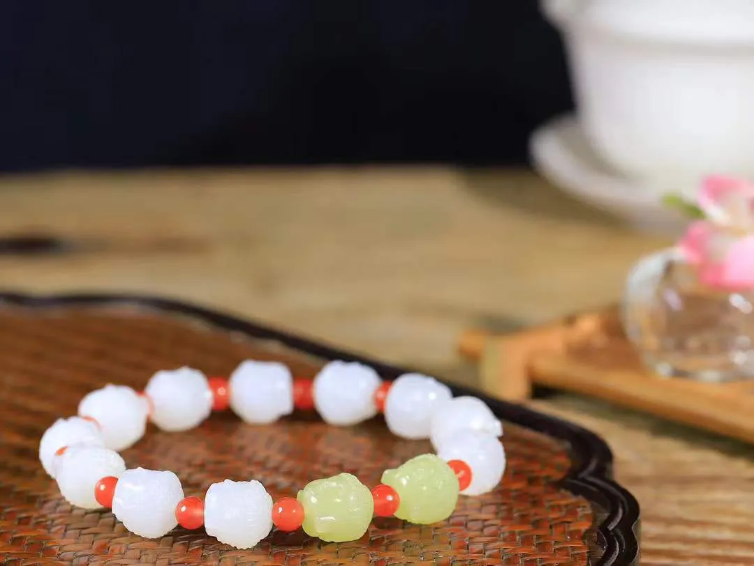 【佛佑众生.手串】

精品和田玉黄口/白玉佛头手串，玉质温润细腻，油性十足，️精雕佛像，面容慈祥