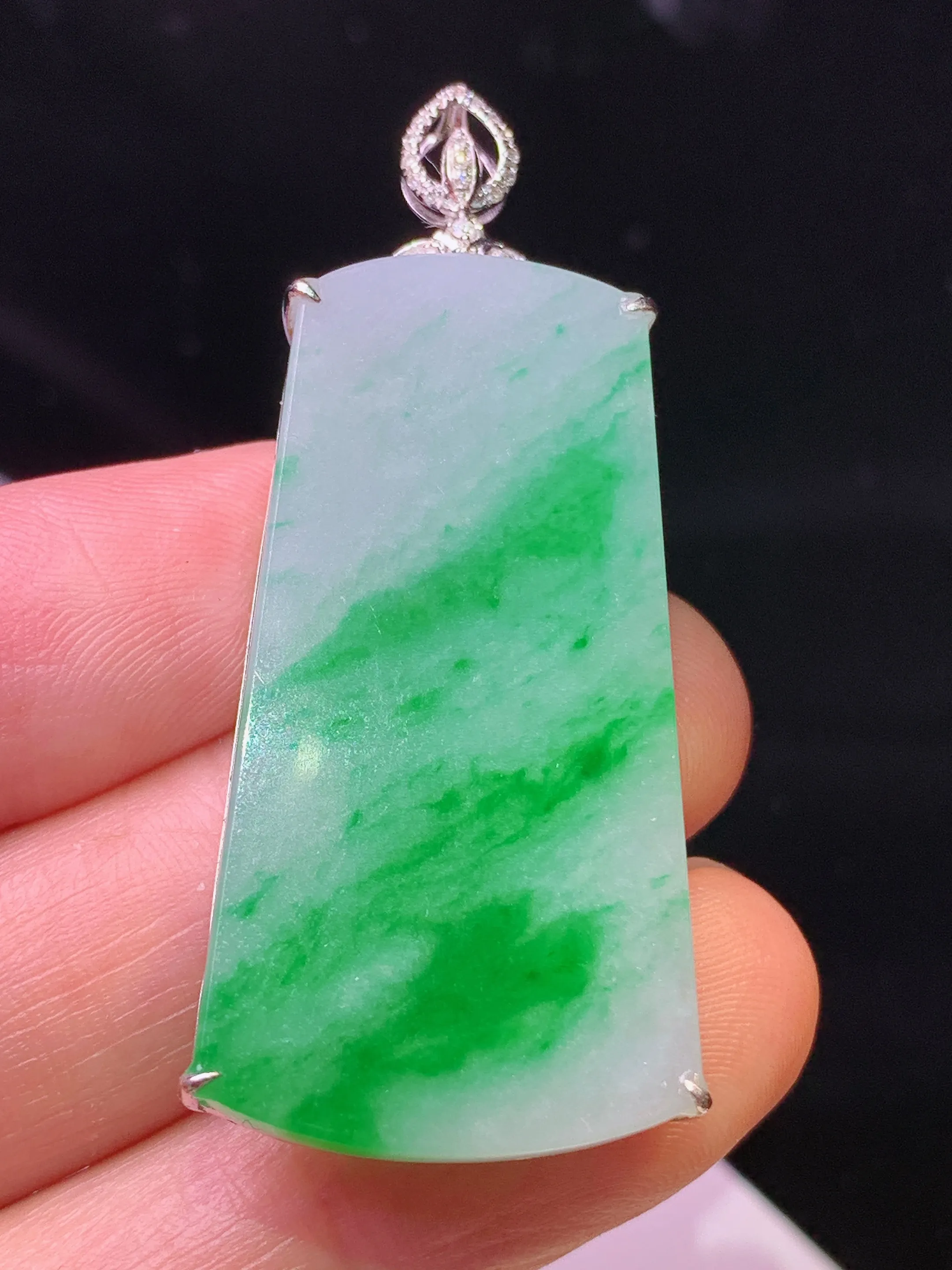 18k金钻镶嵌飘绿无事牌吊坠 玉质细腻 色泽艳丽清新 整体尺寸48.7*21.3*6.2