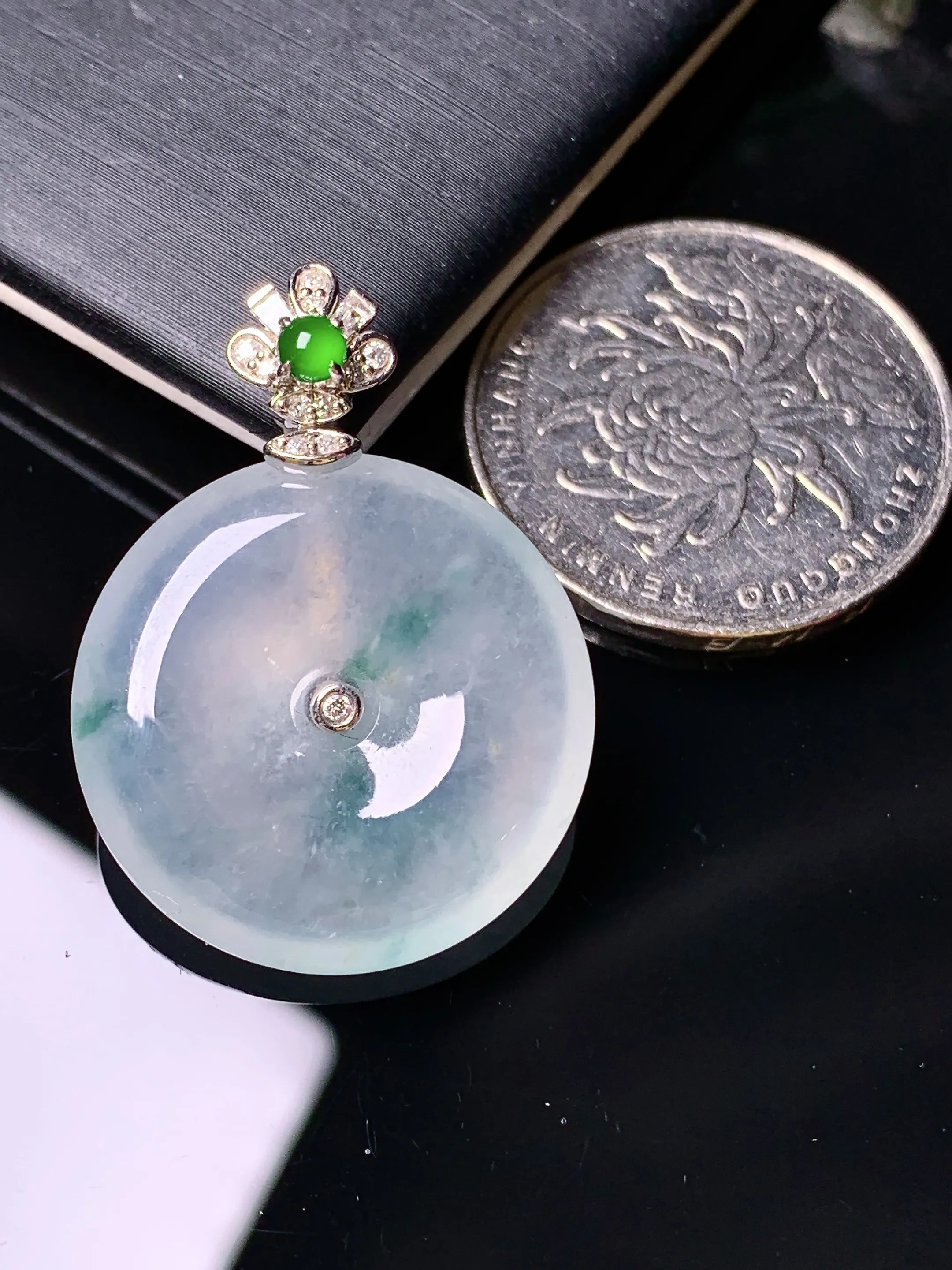 18k金钻镶嵌冰种平安扣吊坠 玉质细腻 色泽艳丽清新 整体尺寸31.5*23*5.8