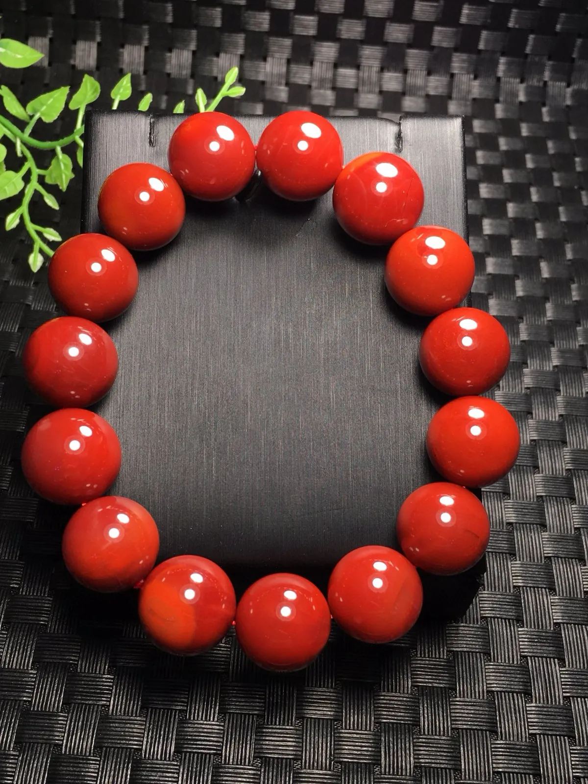 天然川料南红单圈手链 满色满肉玫瑰红  颜色油润细腻尺寸:15mm  南红古称南红＂赤玉＂赤玉内敛端庄 且有财运亨通寓意 送礼 自戴 非常百搭 同款随机发