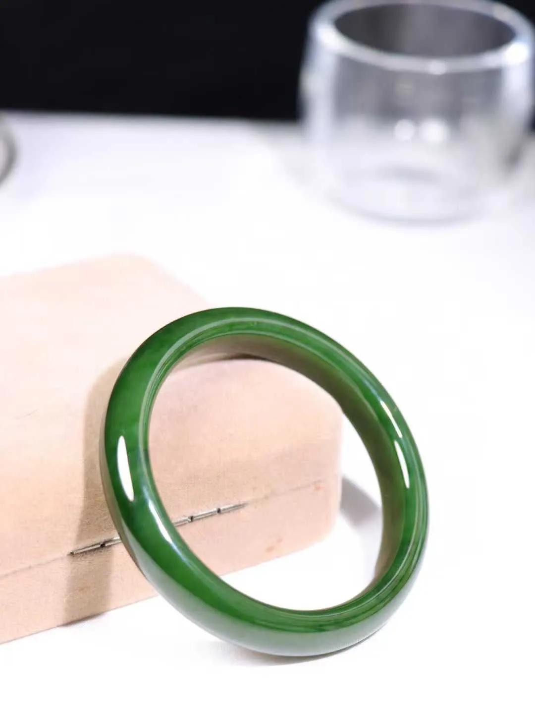 【腕间柔情】

收藏级和田玉碧玉菠菜绿手镯，俄料七号矿 红皮老料，玉质温润细腻 油性十足，色泽匀称，️款式精美时尚，佩戴美观惹眼，美自天成，婉约之美，举手投足间透出那份低调奢华。

重48.1克 圈口56.5mm尺寸56.5-11.8-8.2 mm O18823207130