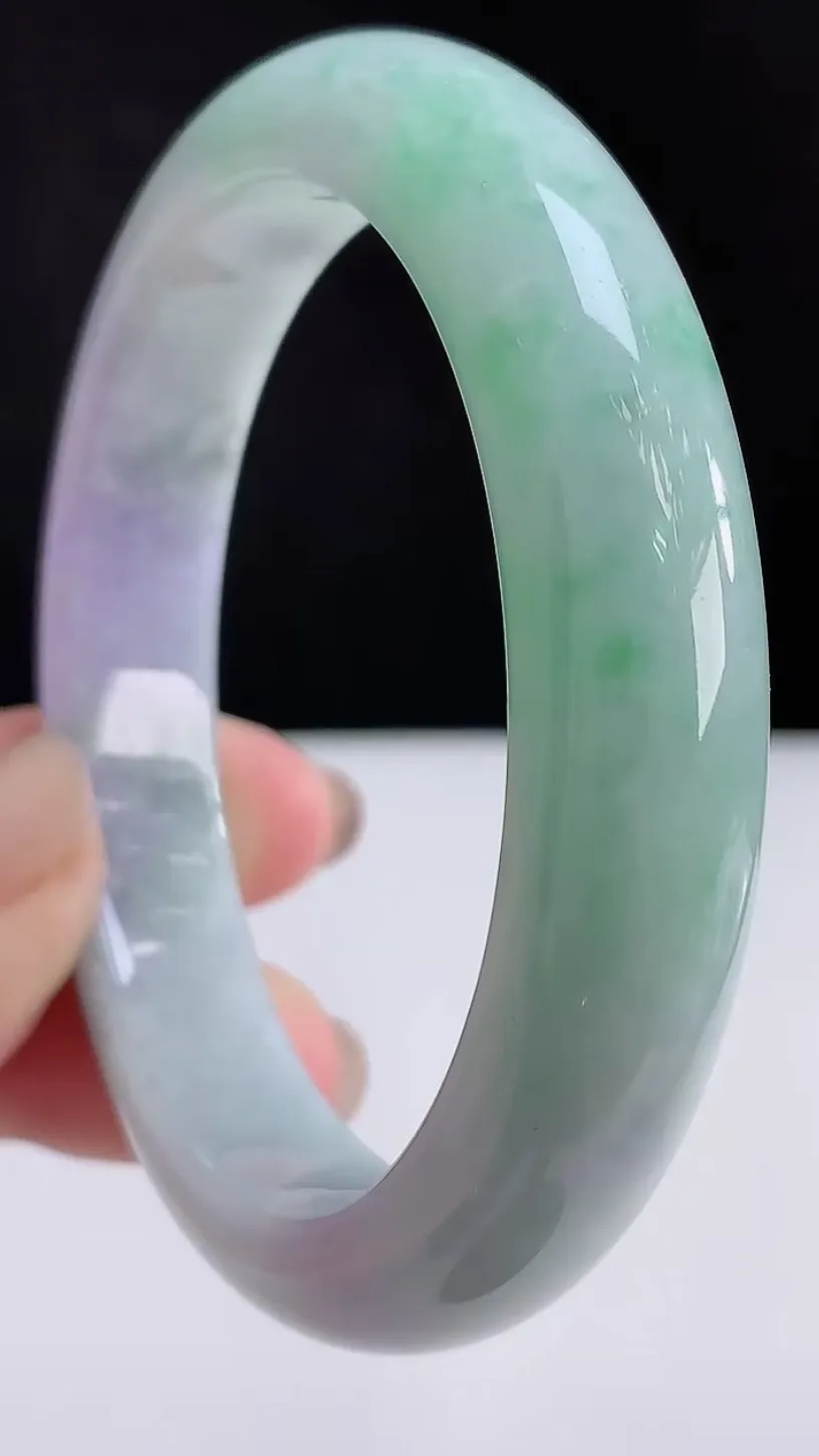 圈口57-58翡翠a货春带彩 飘绿宽边手镯，尺寸57.5-12.2-8.2，重:58.87g