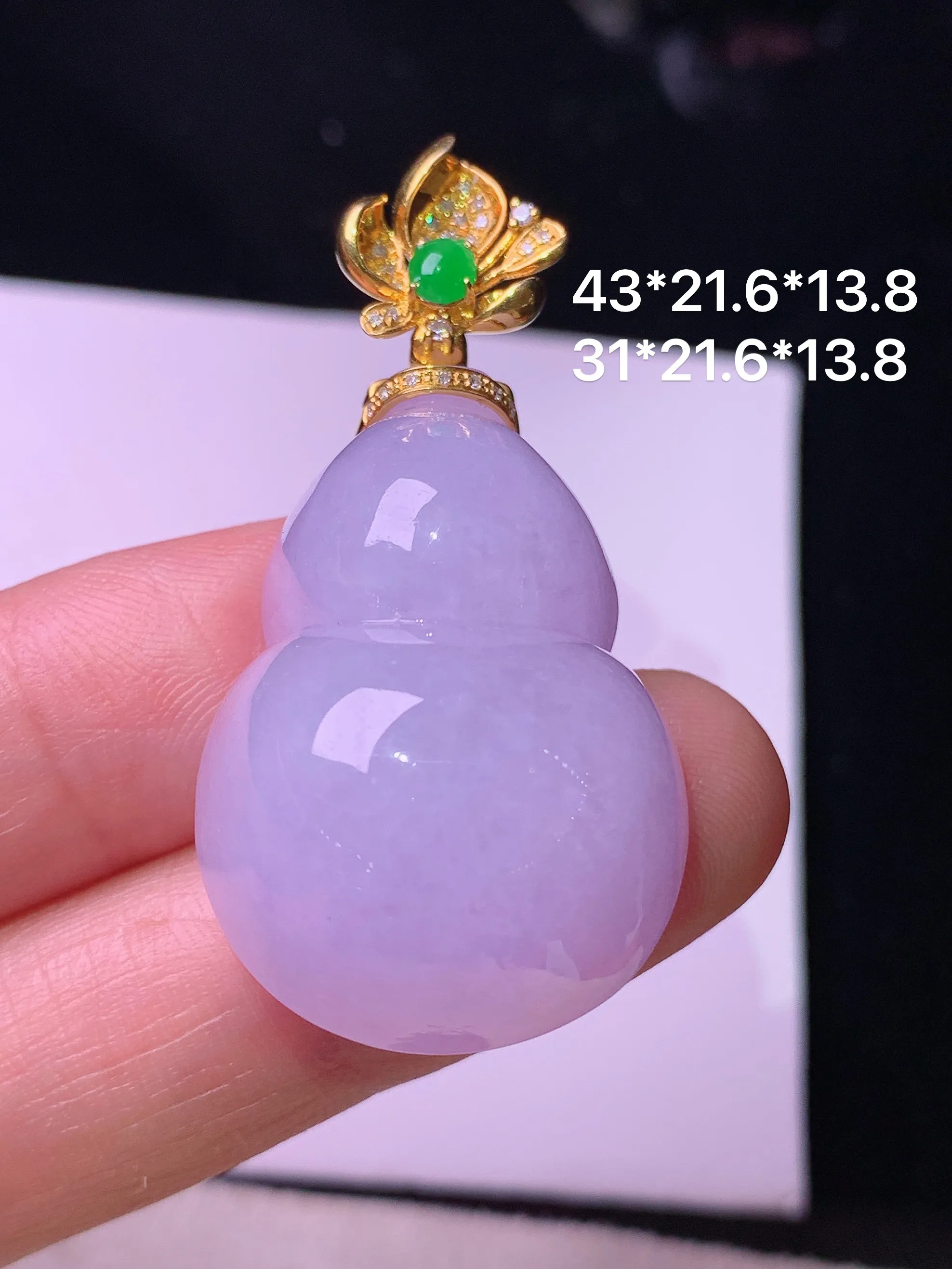 18k金钻镶嵌紫罗兰葫芦吊坠 玉质细腻 色泽艳丽清新 整体尺寸43*21.6*13.8