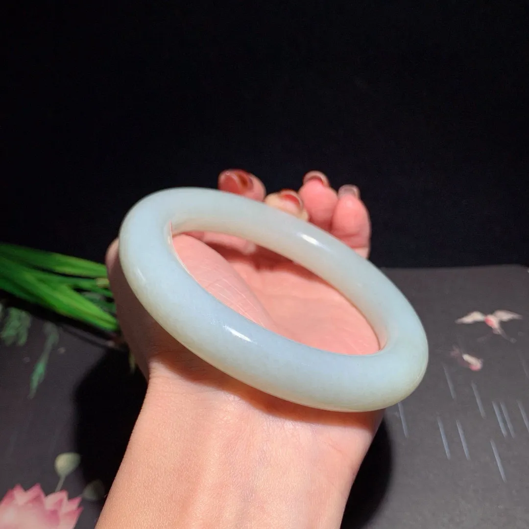 和田玉63.2圈口青白色肥圆条手镯！玉质细腻油润 底色纯净 无裂无杂 脂粉好，品质好