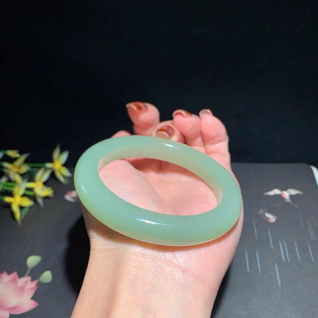 和田玉55.5圈晴水色手镯！清水色！玉质细腻油润 底色纯净  无裂无杂 脂粉好，品质高。