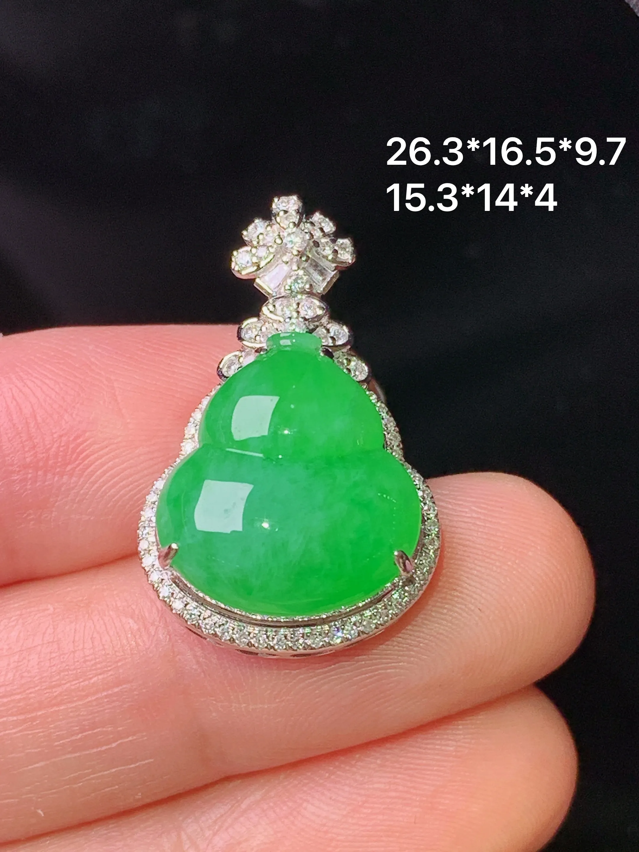 18k金钻镶嵌满绿葫芦吊坠 玉质细腻 色泽艳丽清新 整体尺寸26.3*16.5*9.7