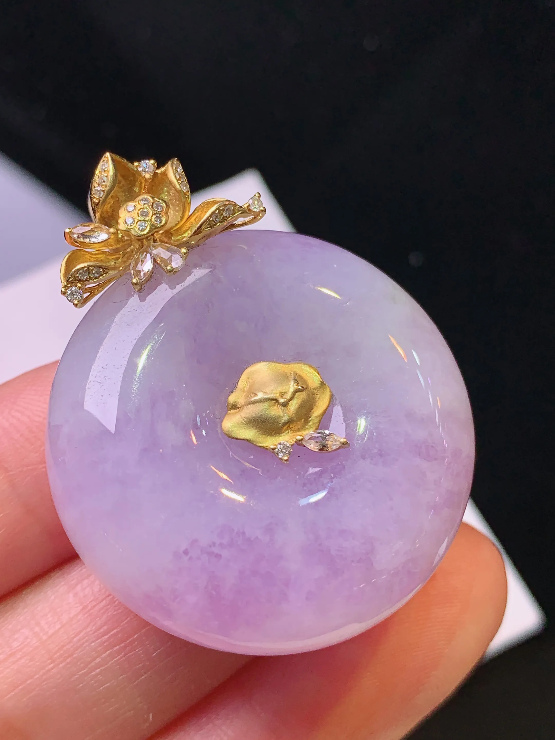 18k金钻镶嵌紫罗兰平安扣吊坠 玉质细腻 色泽艳丽清新 整体尺寸37.2*31*11.2