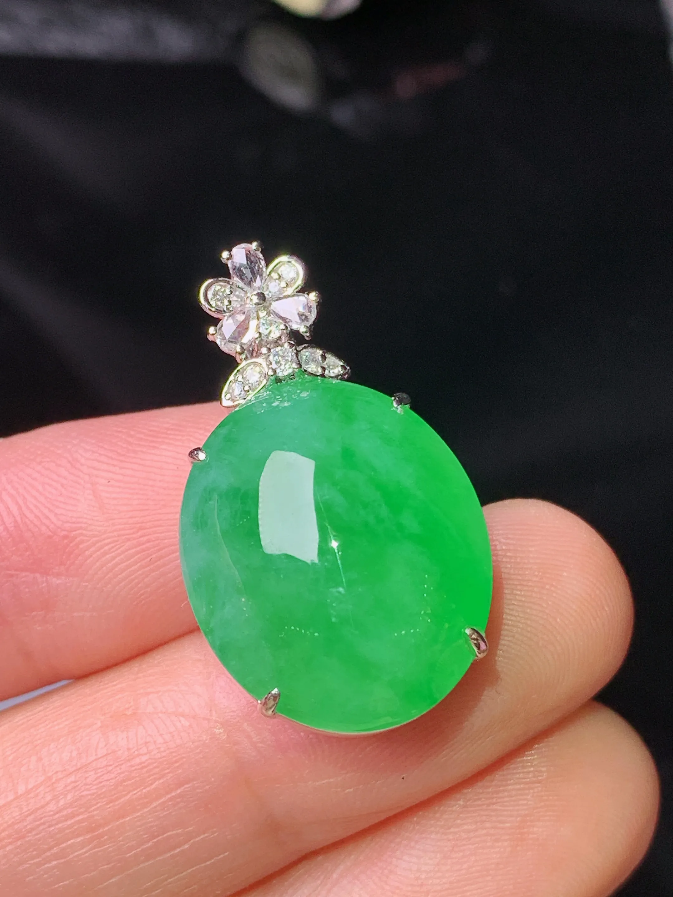 18k金钻镶嵌翠绿蛋面吊坠 玉质细腻 色泽艳丽清新 整体尺寸27.7*16.2*12.6