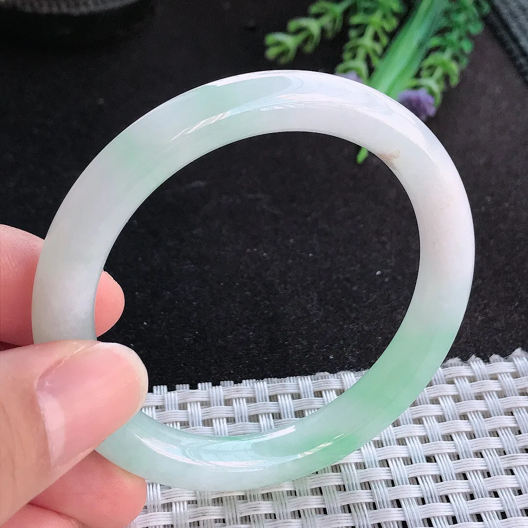 天然A货翡翠53/8.8老坑秀气冰胶浅绿圆条手镯玉手镯