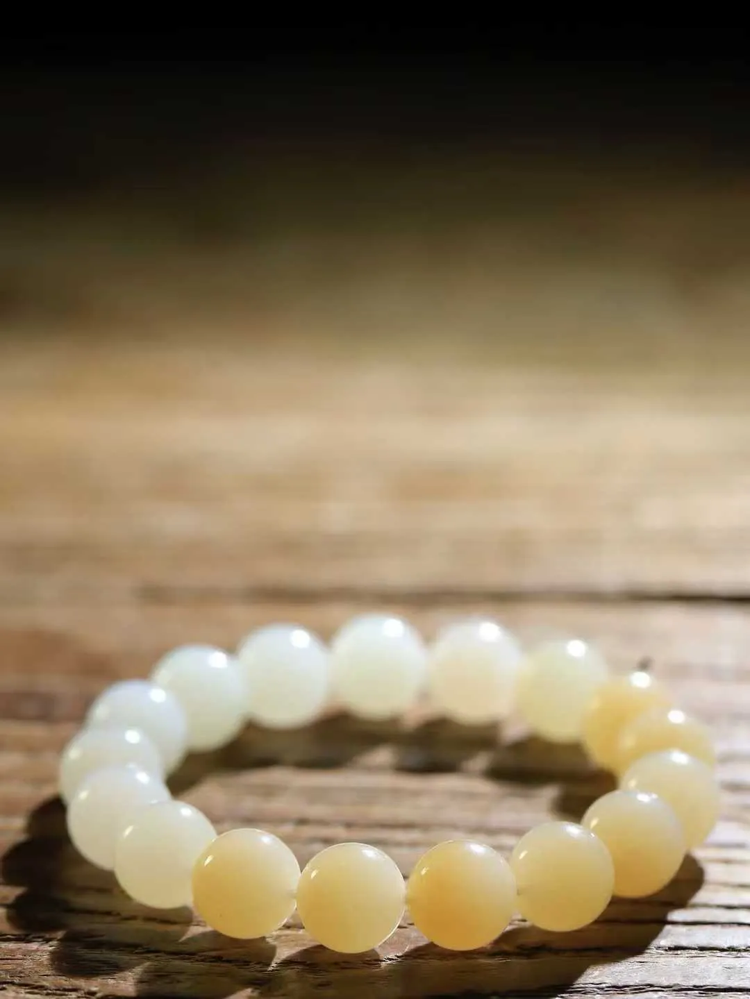 【珠圆玉润.手串】

新疆和田且末料糖白玉珠圆玉润手串 玉质温润细腻  整串打磨圆润，佩戴舒适。珠珠落玉盘，间关莺语花底滑，一生美好时光，无论身在何处，都有它相伴相守。事事顺遂，幸福美满，吉祥如意。重45.5克 尺寸取一12mm FDA-161102286