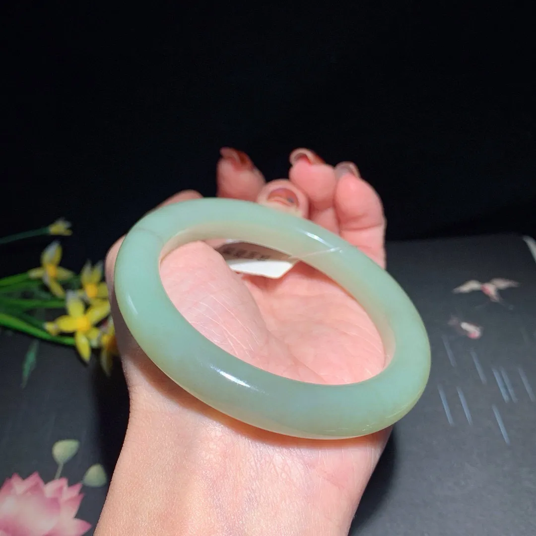 和田玉58.5圈晴水色手镯！清水色！玉质细腻油润 底色纯净  无裂无杂 脂粉好，品质高