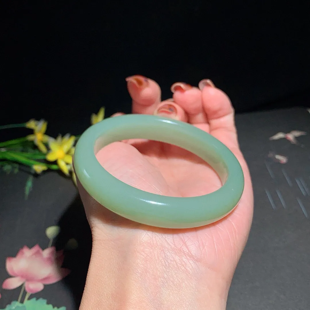 和田玉55.5圈口且末蓝手镯！玉质细腻油润 底色纯净 无裂无杂 脂粉好，品质高。