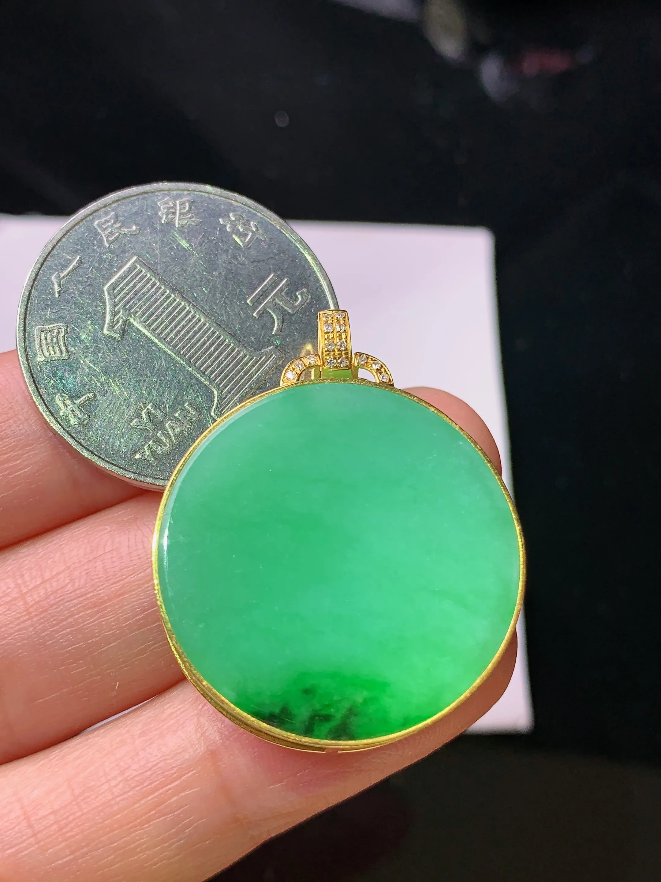 18k金钻镶嵌翠绿圆牌吊坠 玉质细腻 色泽艳丽清新 整体尺寸32*24.8*6.2