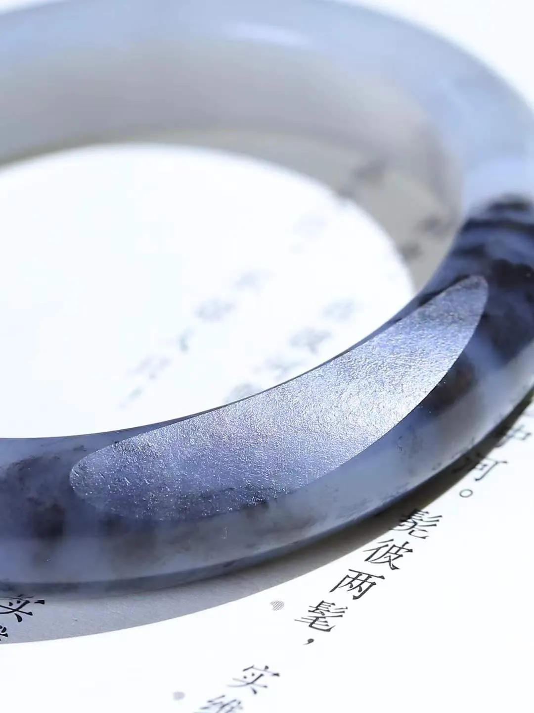 一套（籽.柔情似水.套镯）

收藏级臻品️新疆和田青花籽料套镯，玉质温润细腻，镯型厚重大气，优雅知性，姽婳于幽静兮，又婆娑乎人间，经典款型，古朴典雅。极具灵性，腕间风情，风姿卓越。  共重81.2克  手镯尺寸54.5-12.2-9mm  牌子尺寸47.3-30.2-6.9mm    fDA-281102980