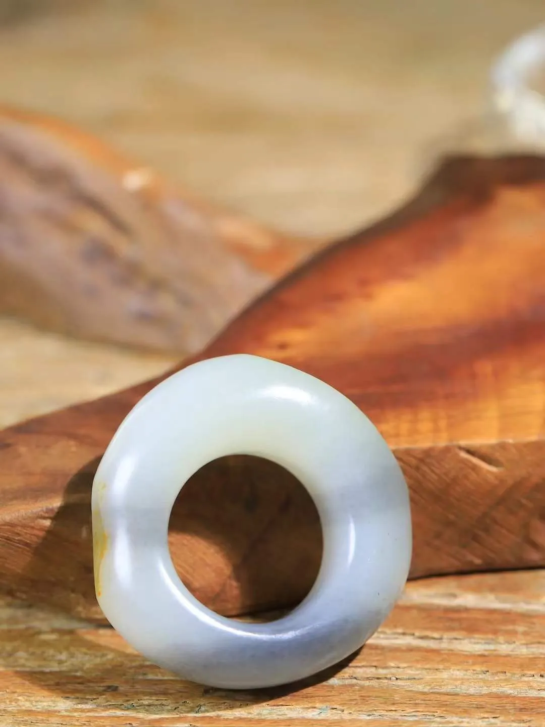 （籽.古韵.扳指）

新疆和田青花籽料扳指，玉质温润，油润感十足， 整器古韵生辉。优雅高贵。运筹帷幄于掌中，决胜于千里之外。重28.7克   圈口40.2-41.3-13.6mm  231102933A