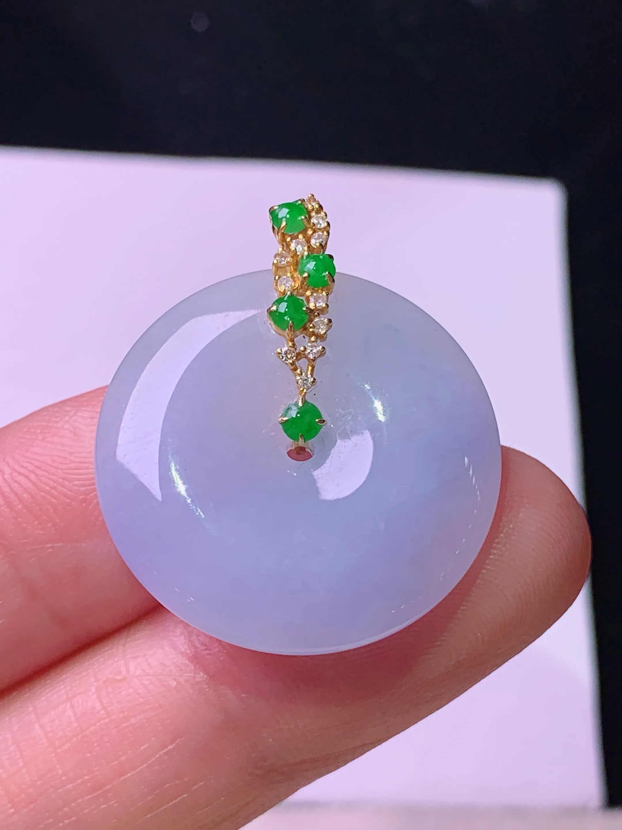 18k金钻镶嵌紫罗兰平安扣吊坠 玉质细腻 色泽艳丽清新 整体尺寸27.6*23.8*5.6