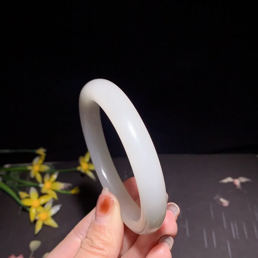 和田玉57.5圈口羊脂白手镯！玉质细腻油润 底色纯净 无裂无杂 脂粉好，品质好！