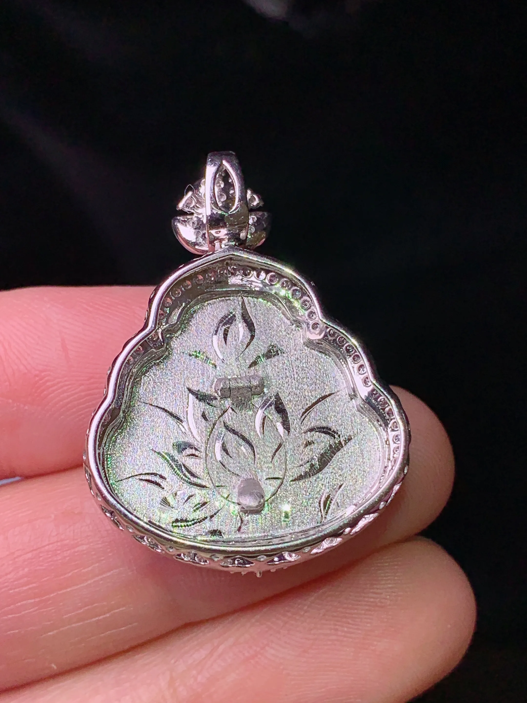 18k金钻镶嵌黄翡佛公吊坠 玉质细腻 色泽艳丽清新 整体尺寸31.5*23*8