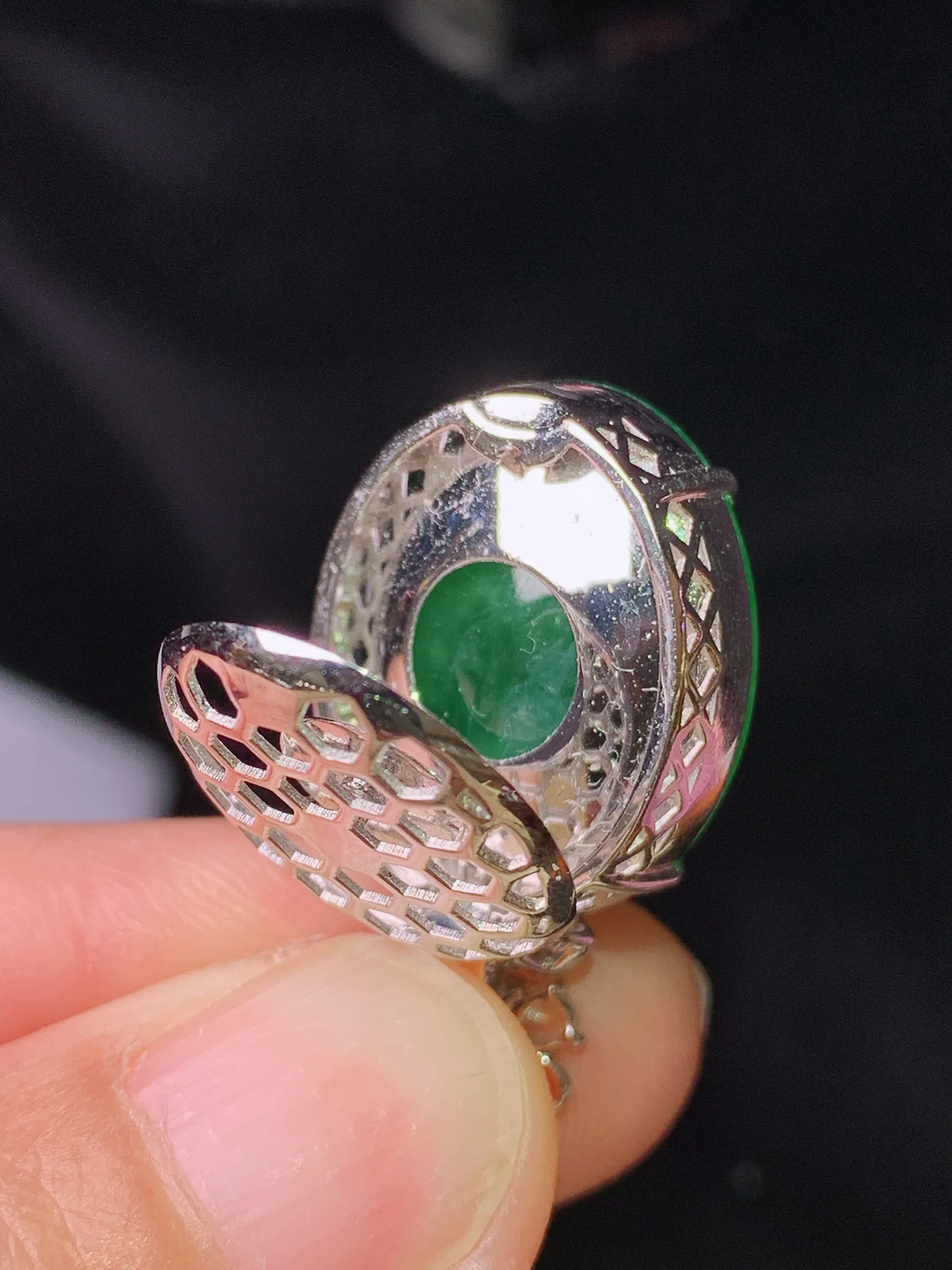 18k金钻镶嵌翠绿蛋面吊坠 玉质细腻 色泽艳丽清新 整体尺寸27.7*16.2*12.6