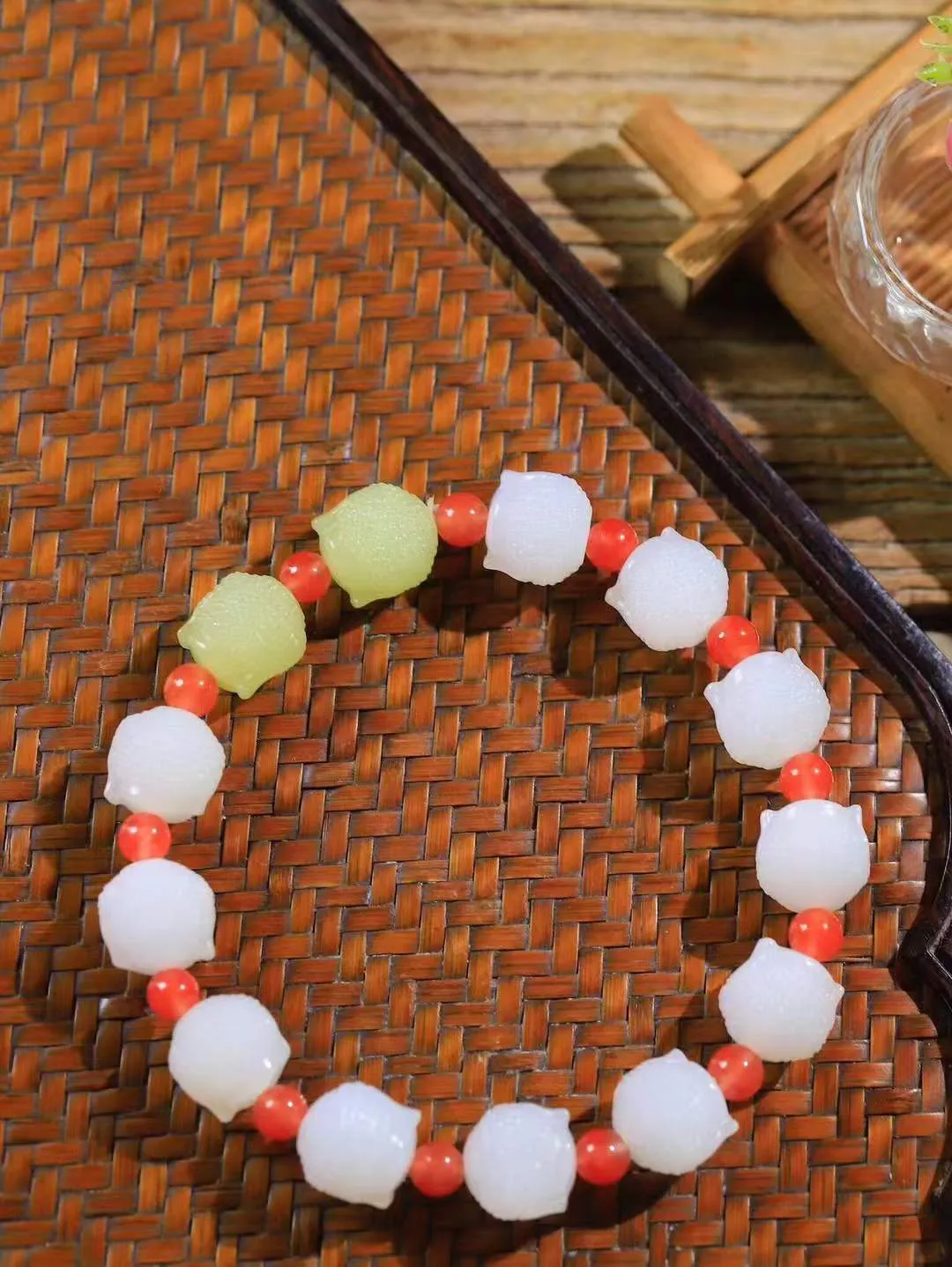 【佛佑众生.手串】

精品和田玉黄口/白玉佛头手串，玉质温润细腻，油性十足，️精雕佛像，面容慈祥，憨态可掬，佛祖能利益安乐一切众生，满足一切愿求。给佩戴者带来平安与慈悲，永保平安。
尺寸取一12.4-12.9-12.5mm 重45.7克 fDT-441102933