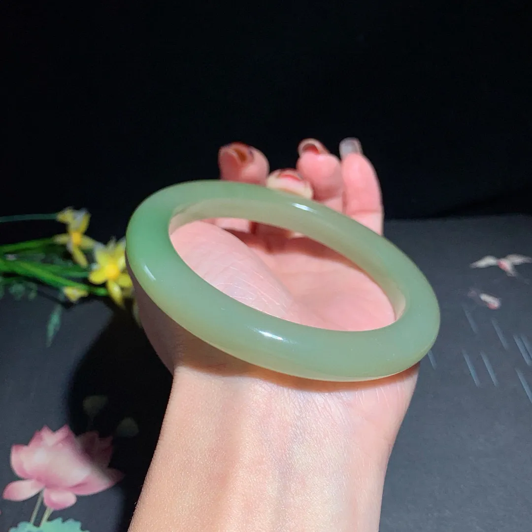 和田玉62圈翠青手镯！圈口62宽10.5厚9.8重59玉质细腻油润 底色纯净 无裂无黑 脂粉好，品质