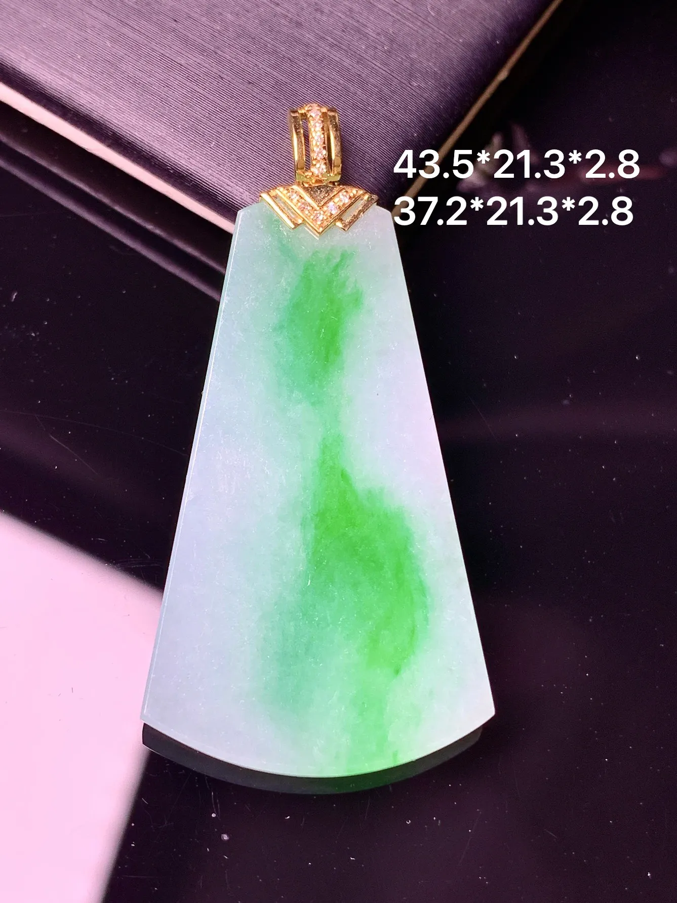 18k金钻镶嵌飘绿无事牌吊坠 玉质细腻 色泽艳丽清新 整体尺寸43.5*21.3*2.8