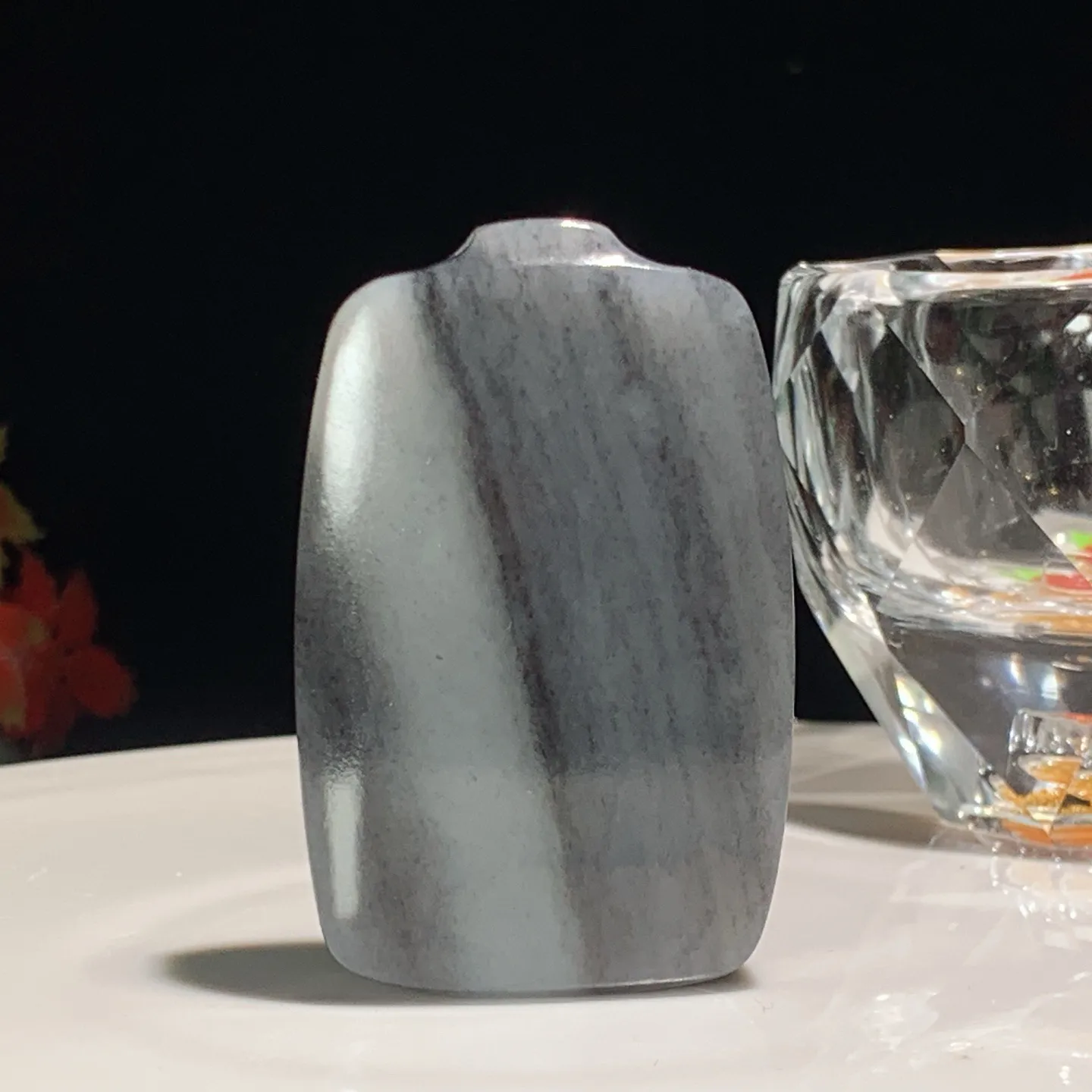 新疆和田玉籽料青花平安无事牌挂件。尺寸55/35/12重46.5克。玉质细腻油润。手推出油。佩戴高端典雅。lt251128