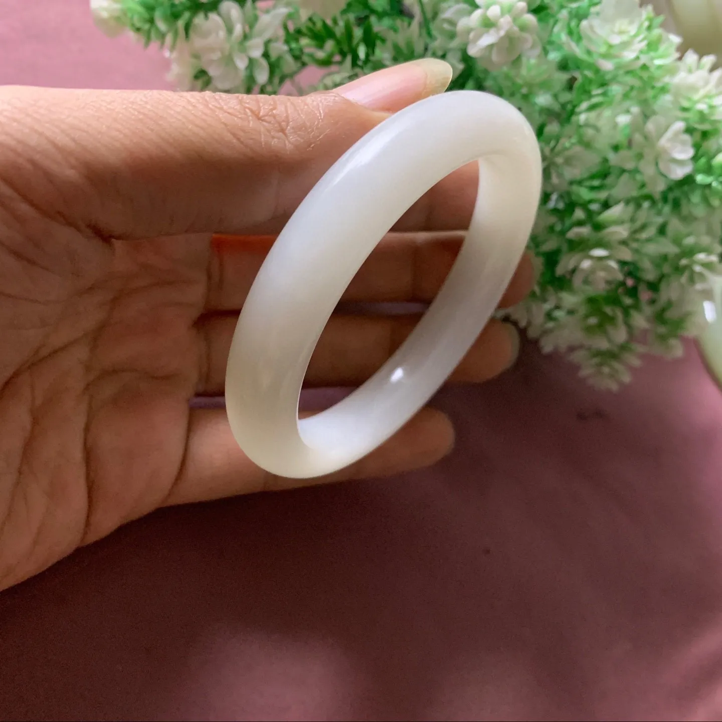 和田玉57圈口羊脂白手镯，玉质细腻油润 底色纯净  无裂无杂 脂粉好，品质高