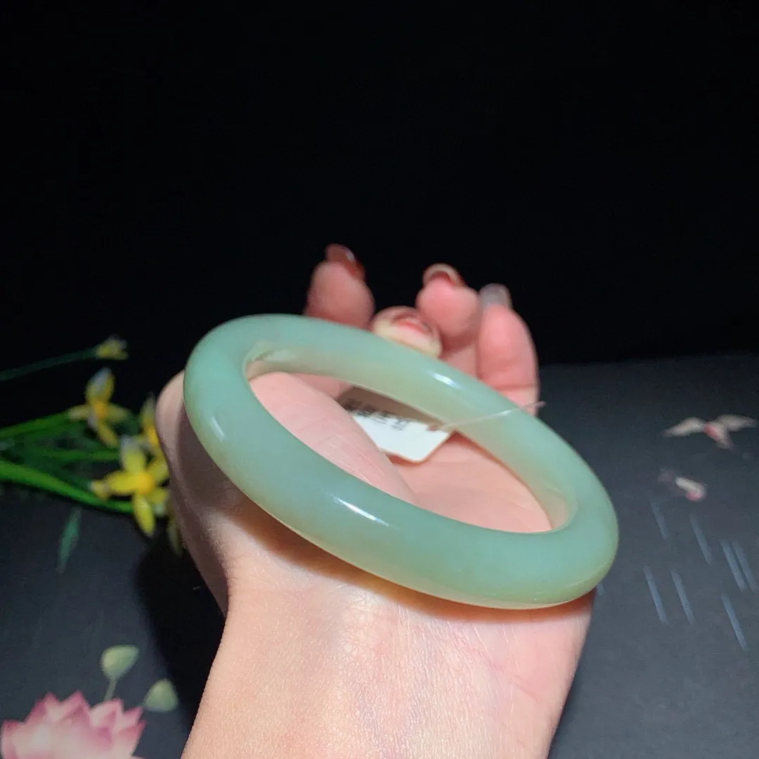 和田玉58.5圈晴水色手镯！清水色！玉质细腻油润 底色纯净  无裂无杂 脂粉好，品质高