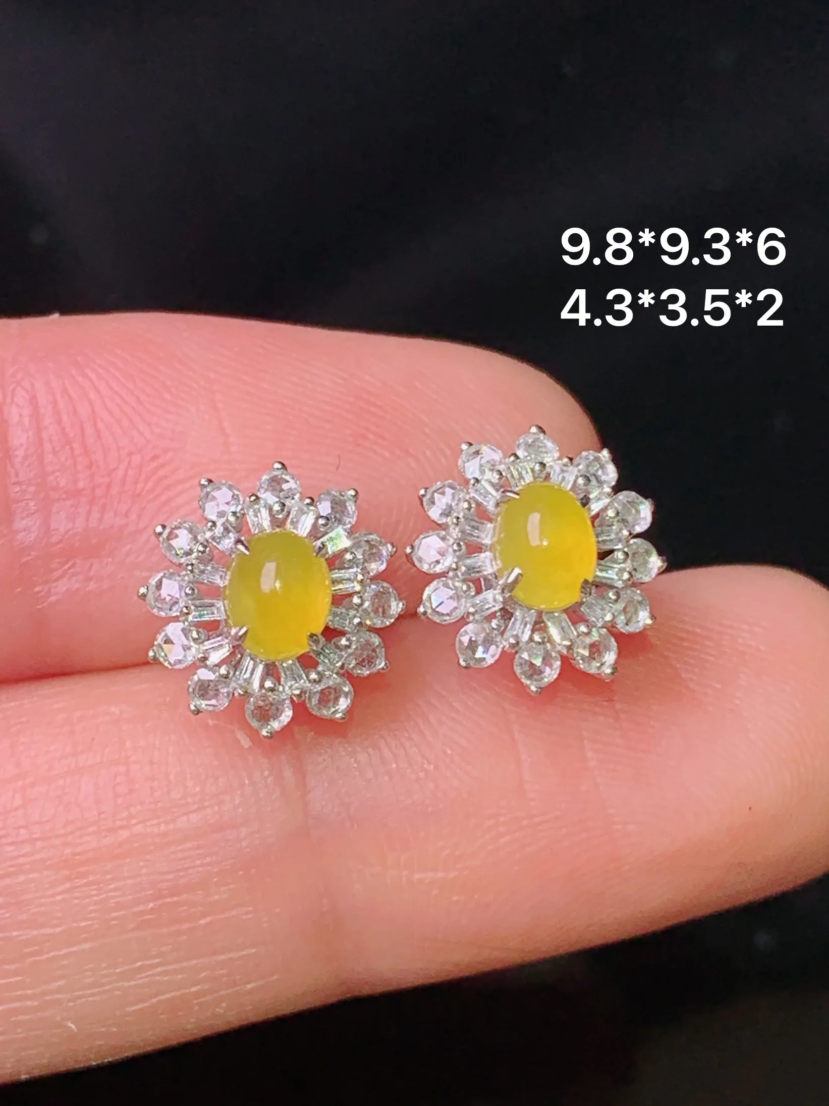 18k金钻镶嵌黄翡蛋面耳钉 玉质细腻 色泽艳丽清新 整体尺寸9.8*9.3*6