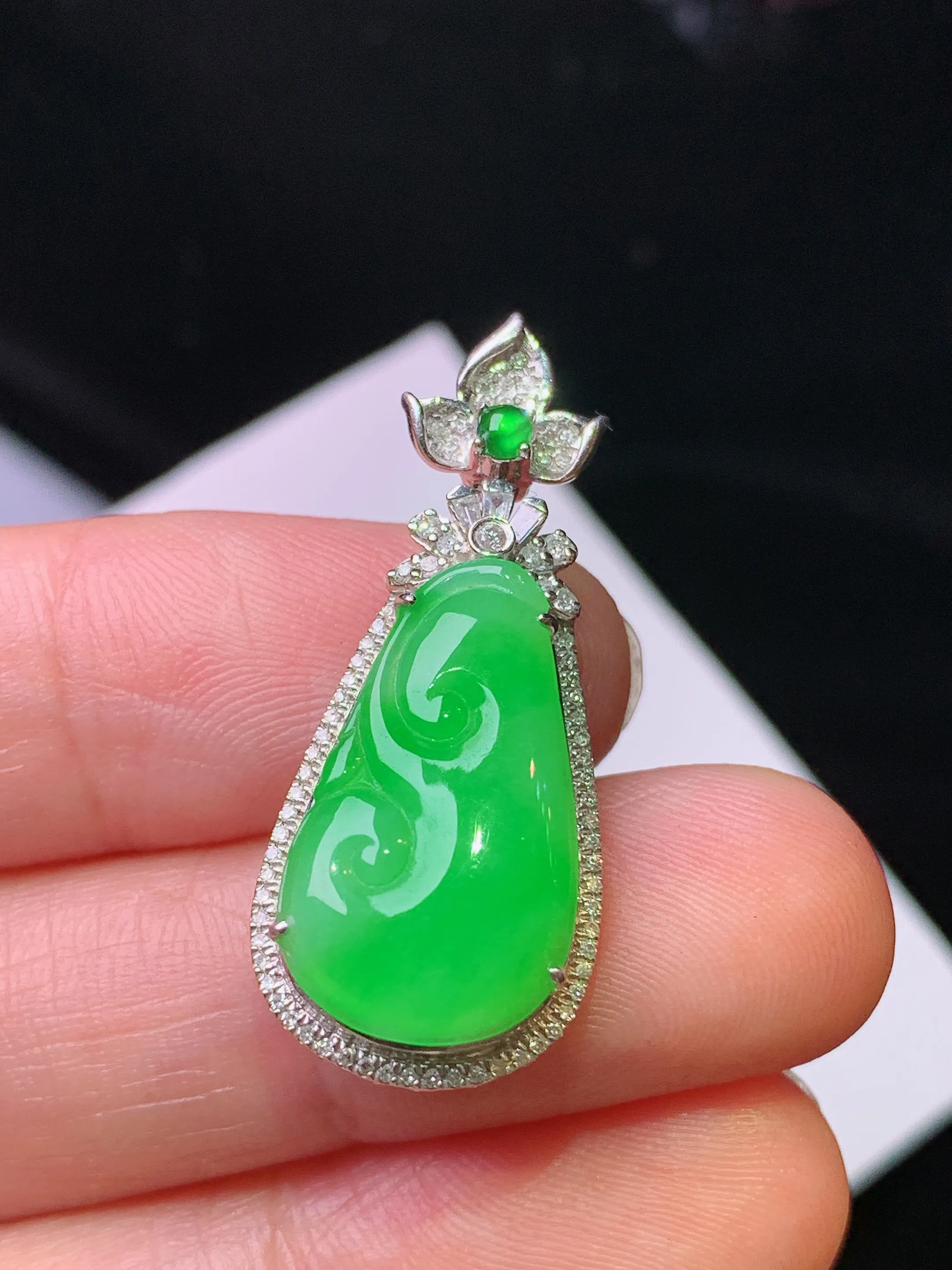 18k金钻镶嵌翠绿如意吊坠 玉质细腻 色泽艳丽清新 整体尺寸32*13.5*6