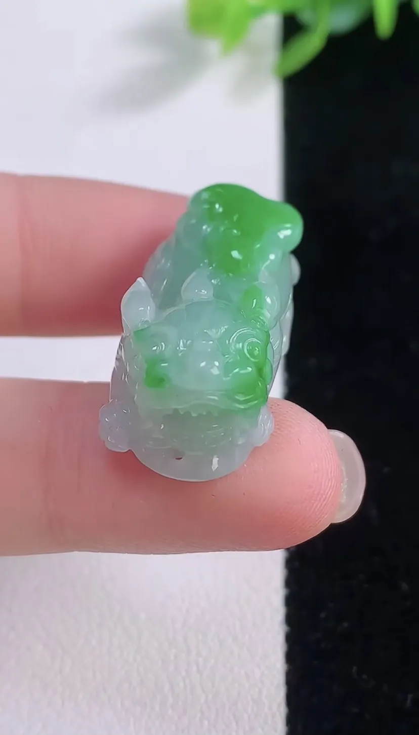 翡翠a货飘阳绿貔貅吊坠，尺寸28.5-13.4-11，重量:9.73g