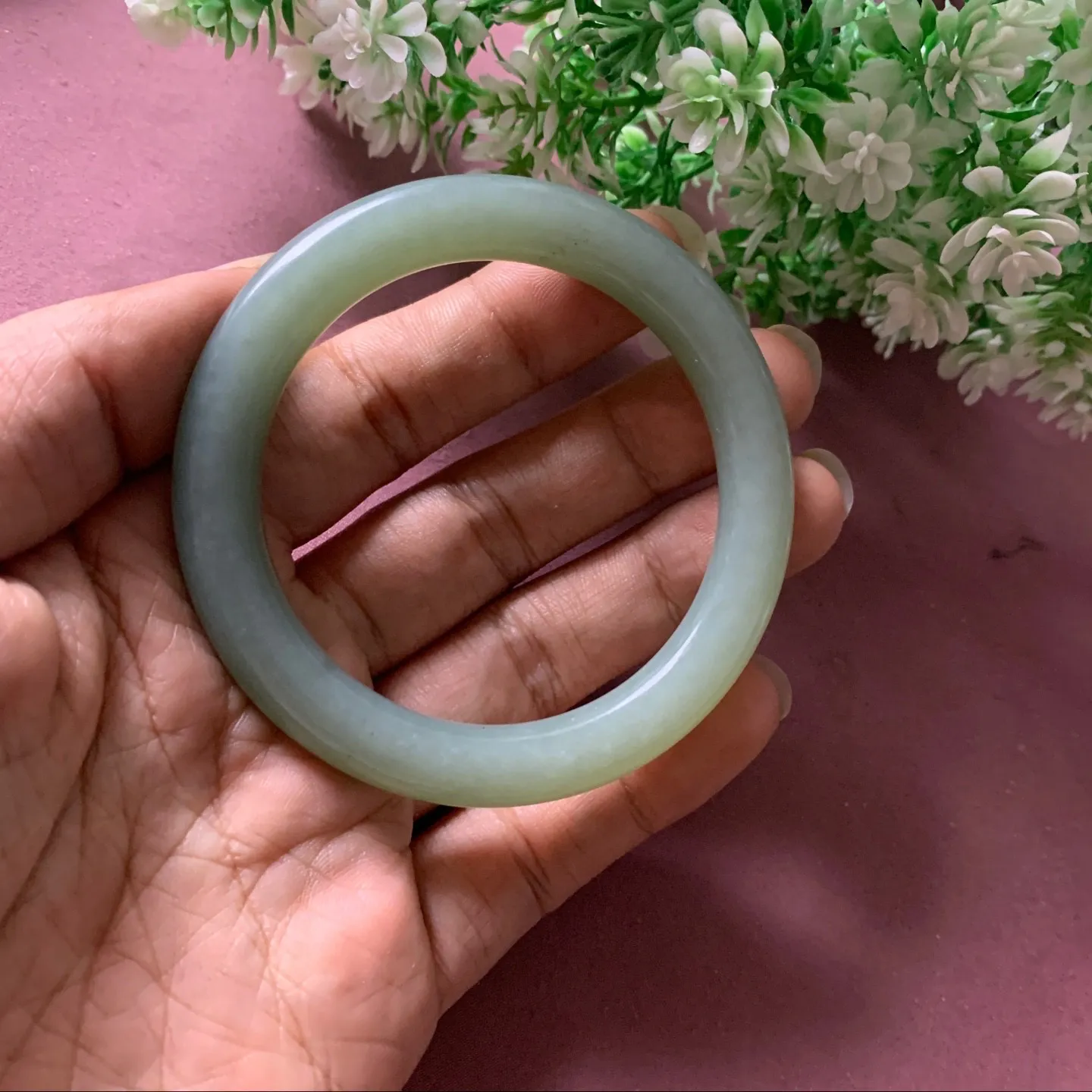 和田玉56.5圈口粉青圆条手镯，略带黑点，玉质细腻油润 底色纯净  无裂无杂 脂粉好，品质高