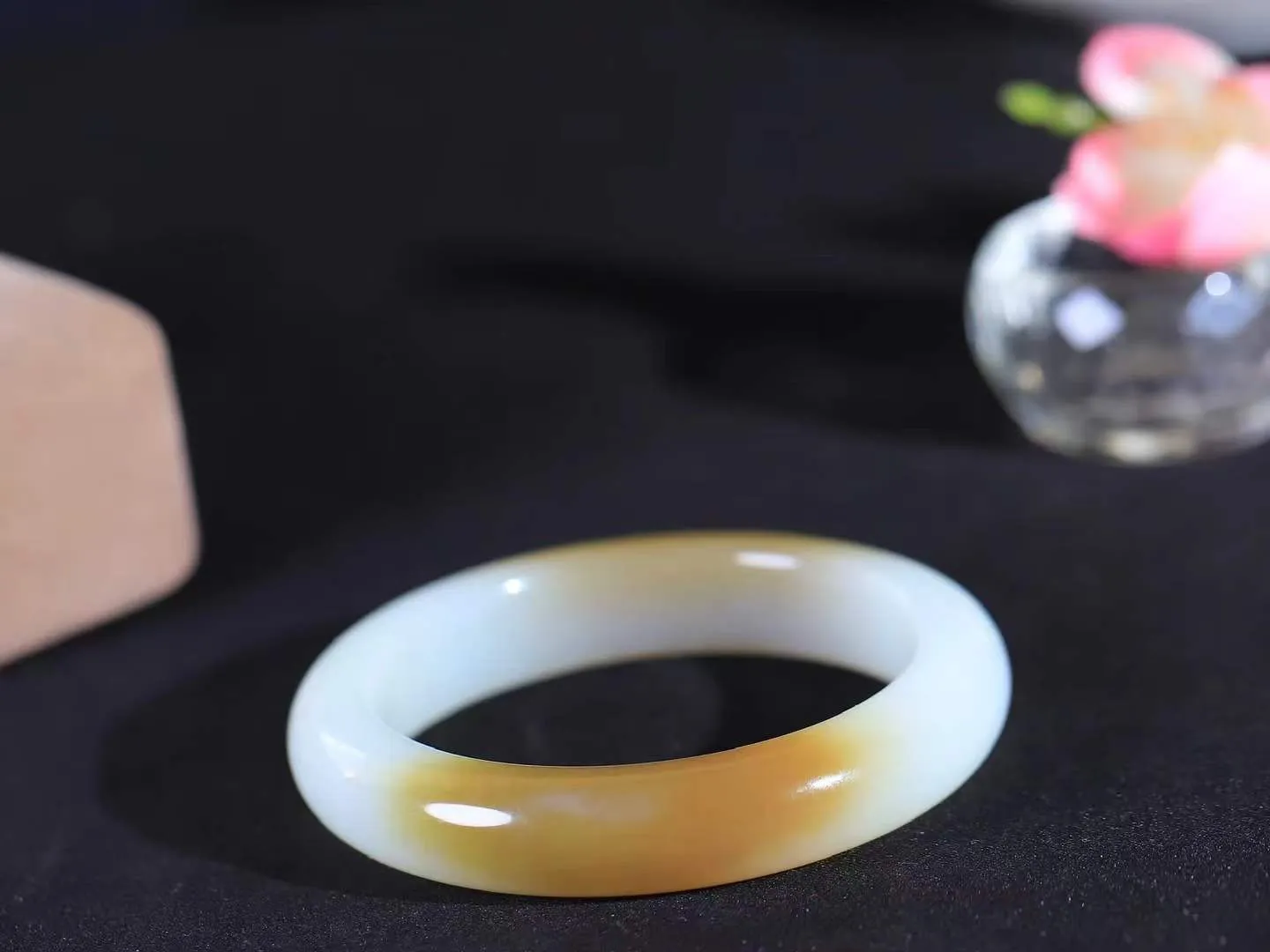 （柔情似水.手镯）

精品和田玉糖白玉手镯，玉质温润细腻，镯型饱满圆润，优雅知性，姽婳于幽静兮，又婆娑乎人间，经典款型，古朴典雅。极具灵性，腕间风情，风姿卓越。 重51.2克   尺寸52.5-12.3-8.8mm    FDL-361102926