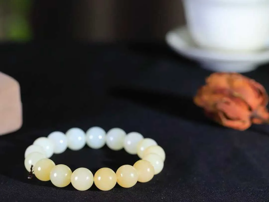 【珠圆玉润.手串】

新疆和田且末料糖白玉珠圆玉润手串 玉质温润细腻  整串打磨圆润，佩戴舒适。珠珠