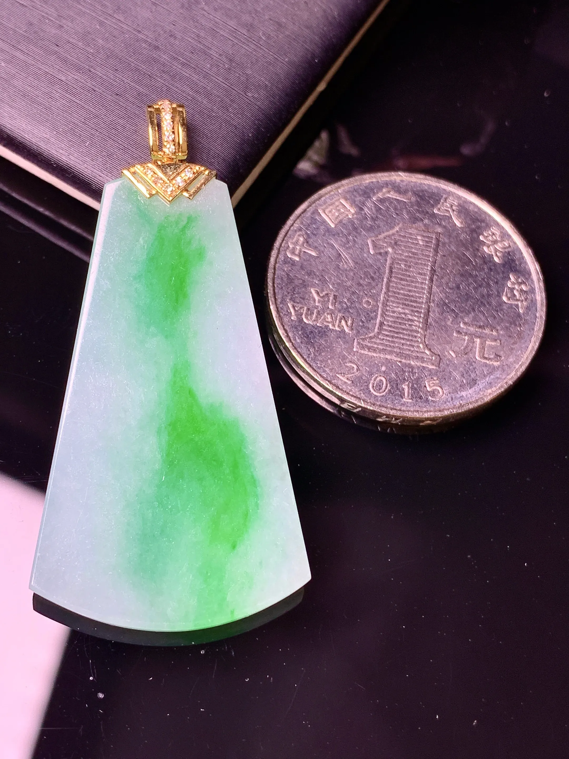 18k金钻镶嵌飘绿无事牌吊坠 玉质细腻 色泽艳丽清新 整体尺寸43.5*21.3*2.8