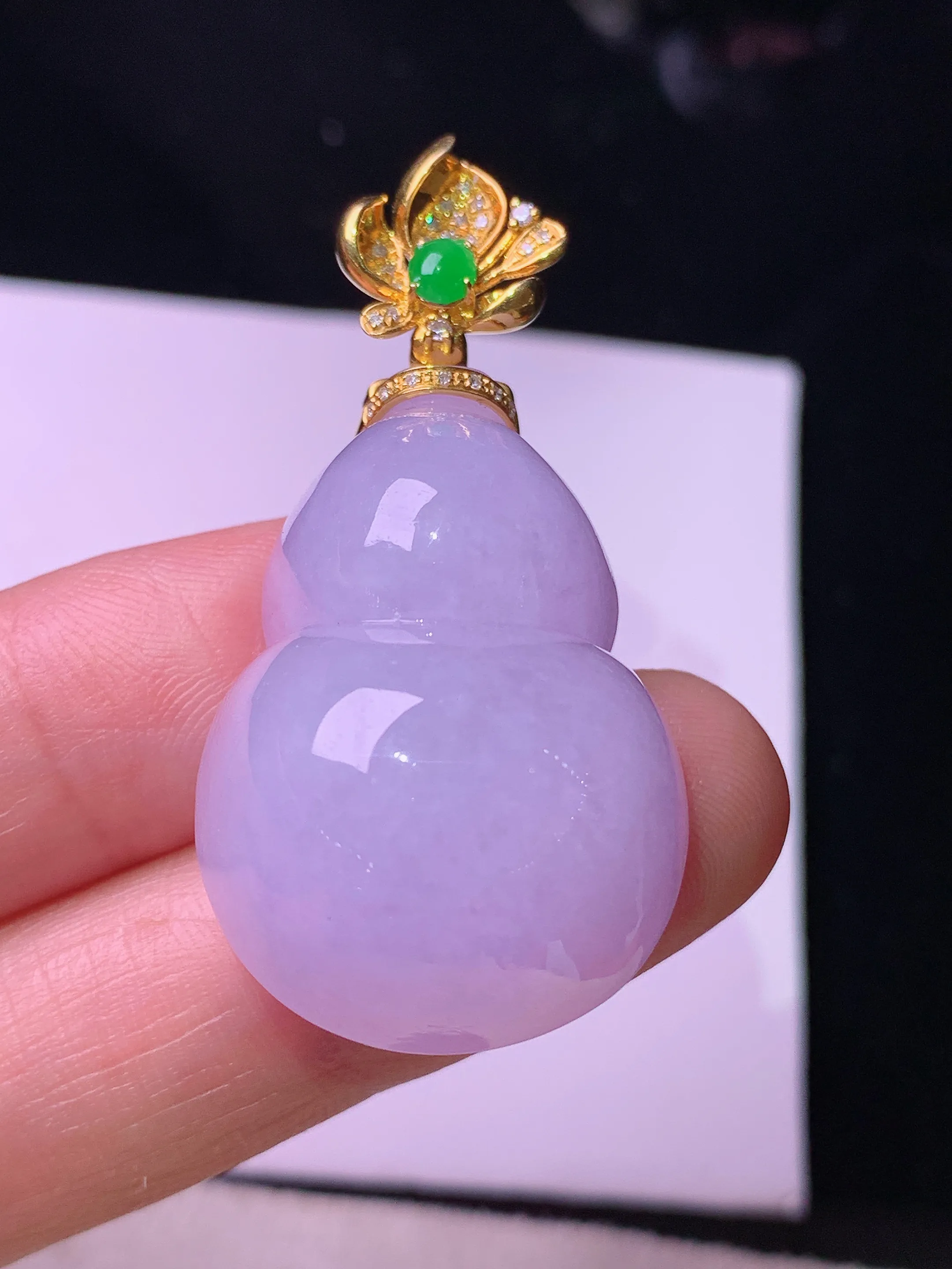 18k金钻镶嵌紫罗兰葫芦吊坠 玉质细腻 色泽艳丽清新 整体尺寸43*21.6*13.8