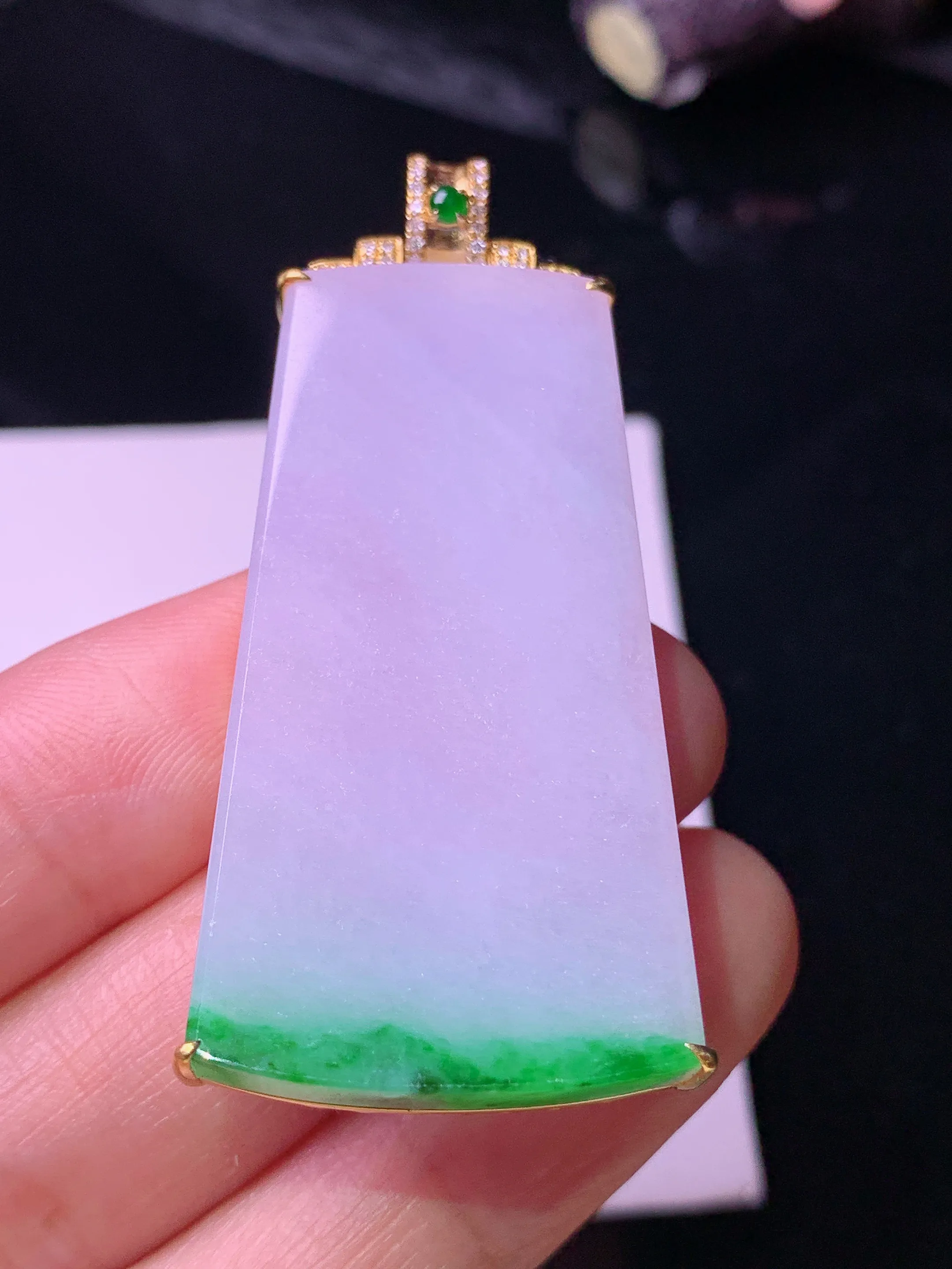 18k金钻镶嵌淡紫罗兰飘绿无事牌吊坠 玉质细腻 色泽艳丽清新 整体尺寸51.5*24.5*6.5