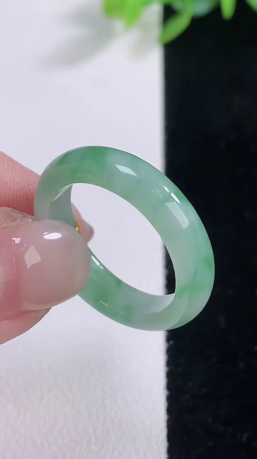 翡翠a货冰种飘绿指环 戒指，尺寸19.6-5-2.7，重量:3.81g