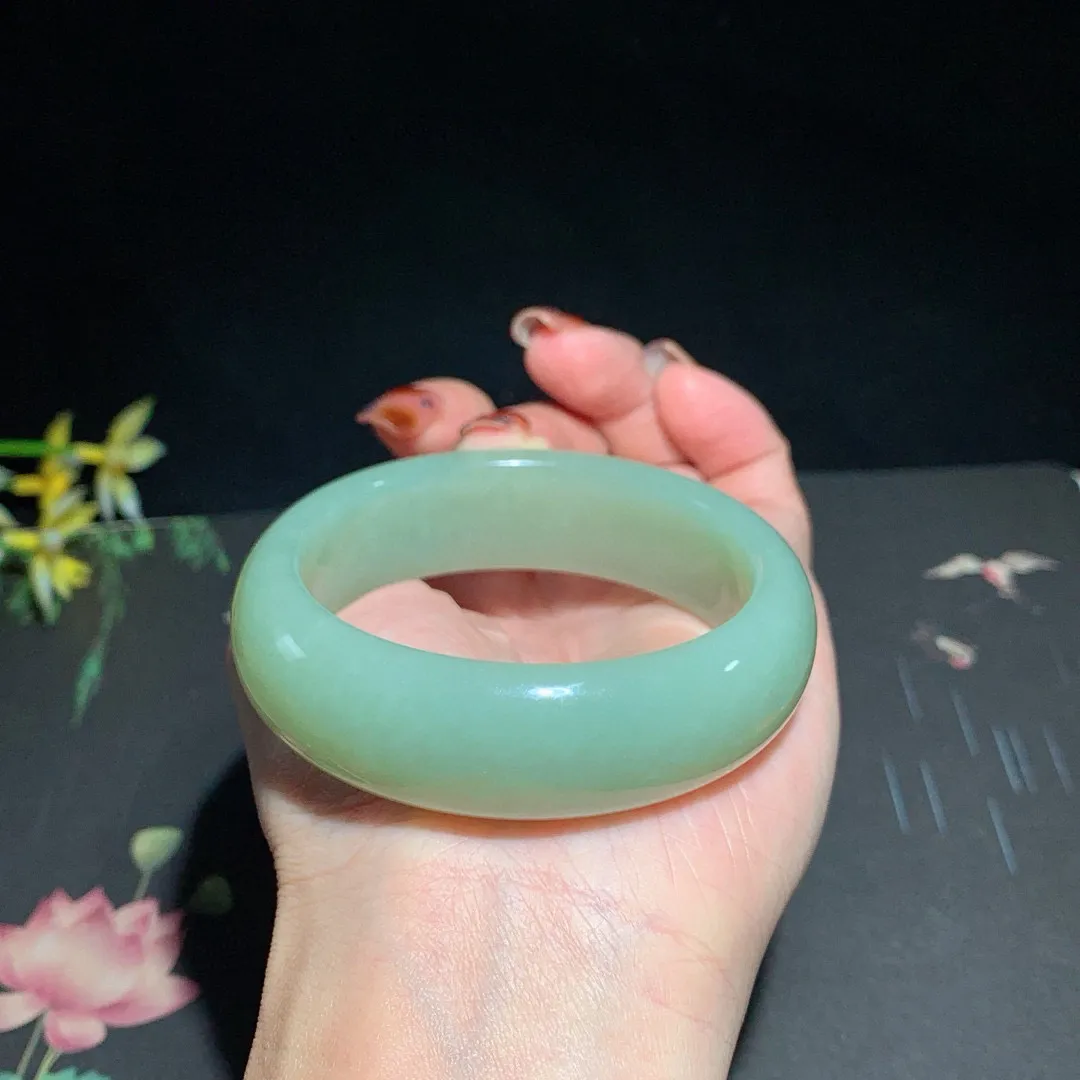 和田玉53.5圈口且末蓝宽版手镯！玉质细腻油润 底色纯净 无裂无杂 脂粉好，品质高。