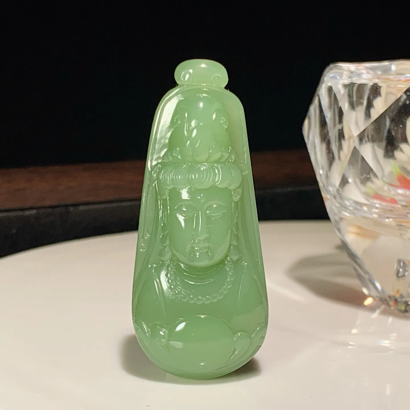 和田玉粉绿俄罗斯碧玉观音头牌子挂件。尺寸53/23/12重24克。玉质细腻油润。手推出油。佩戴高端典