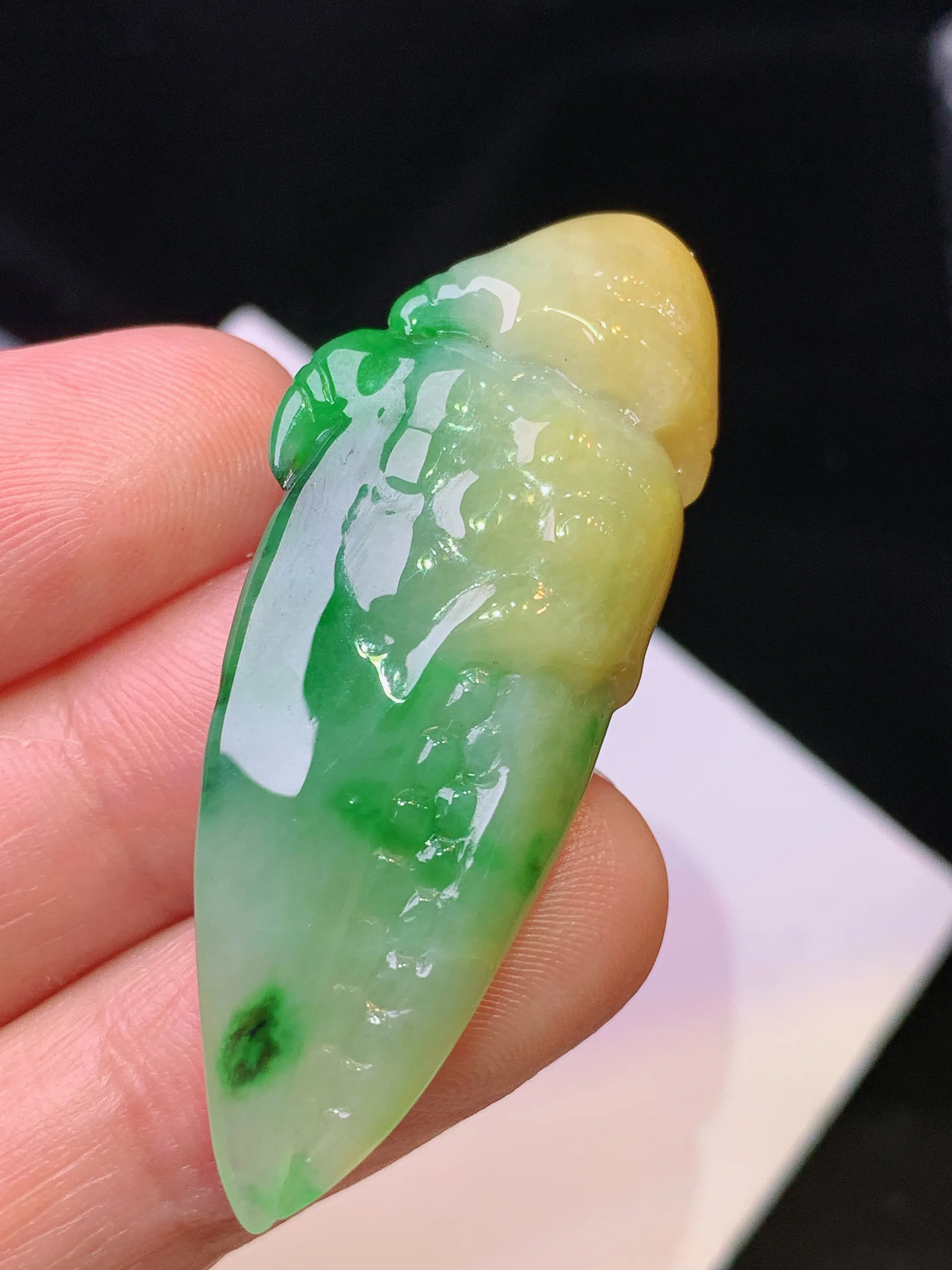 飘黄绿蟹钳吊坠 玉质细腻 色泽艳丽清新 整体尺寸44.8*18*8.2