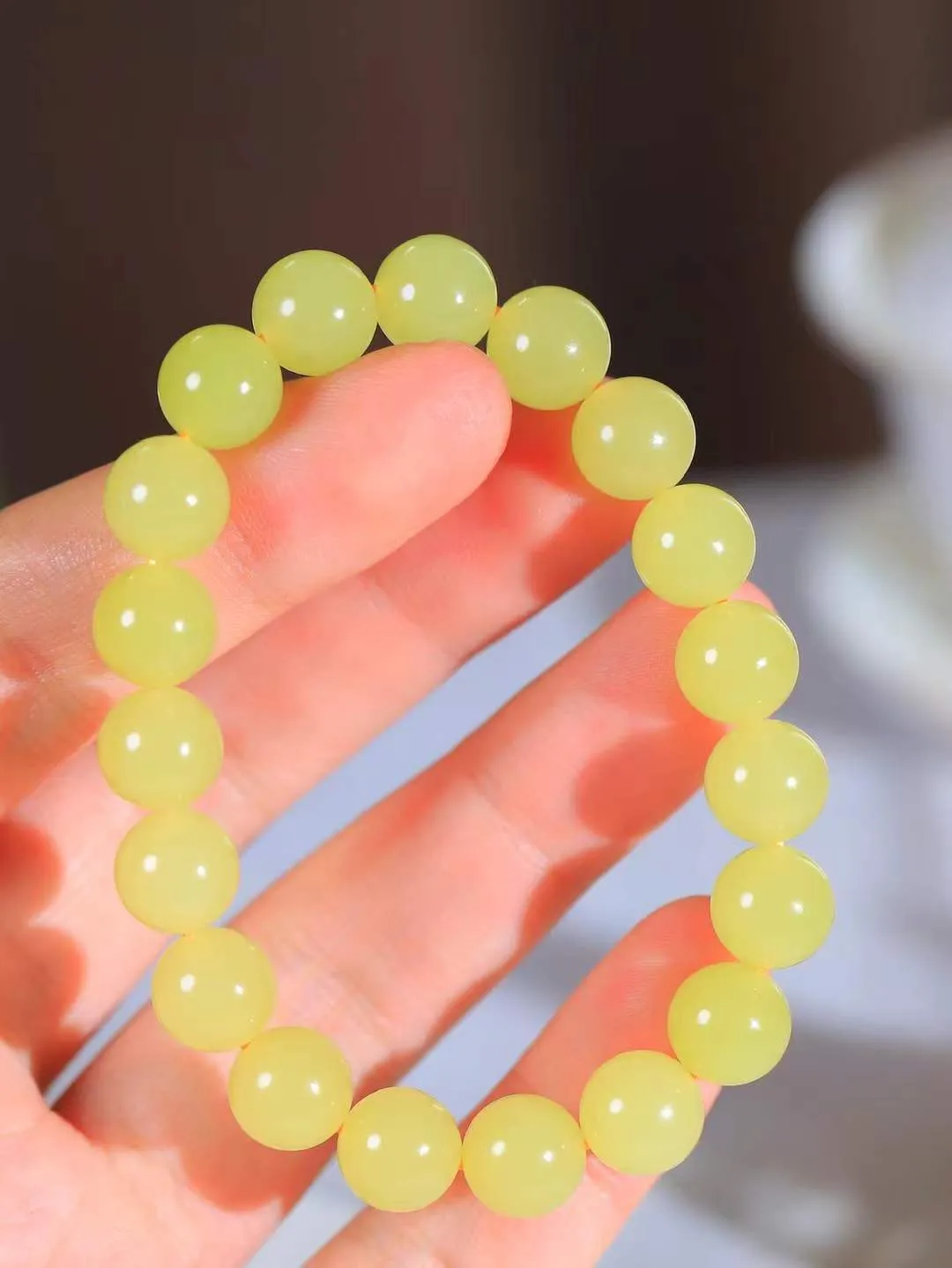 【珠圆玉润.手串】

精品️和田玉黄口珠圆玉润手串 玉质温润细腻  整串打磨圆润，佩戴舒适。珠珠落玉盘，间关莺语花底滑，一生美好时光，无论身在何处，都有它相伴相守。事事顺遂，幸福美满，吉祥如意。重30克 尺寸取一10mm  FDA-221102933