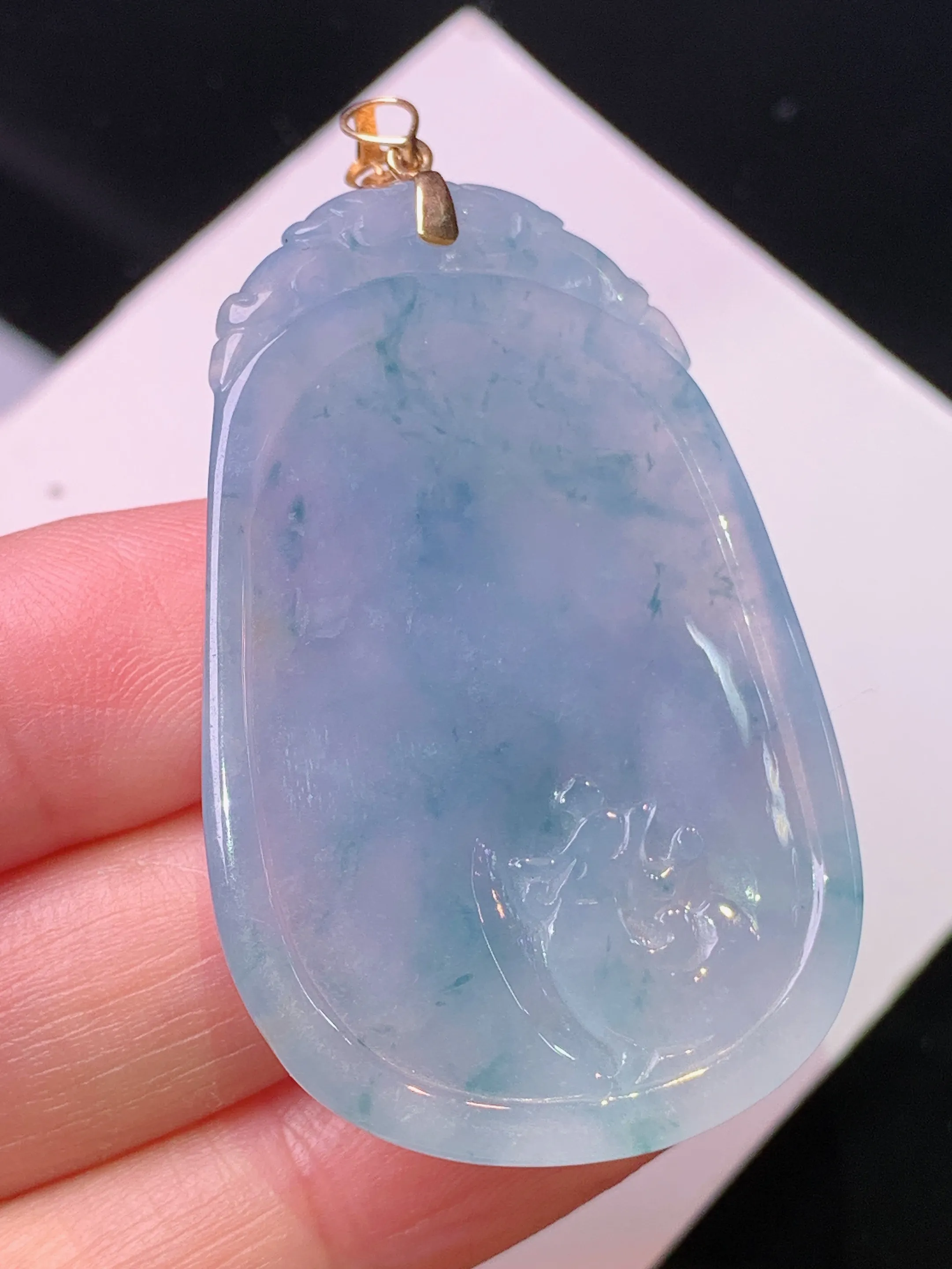 18k金镶嵌飘绿福瓜吊坠 玉质细腻 色泽艳丽清新 整体尺寸52*30*5.8