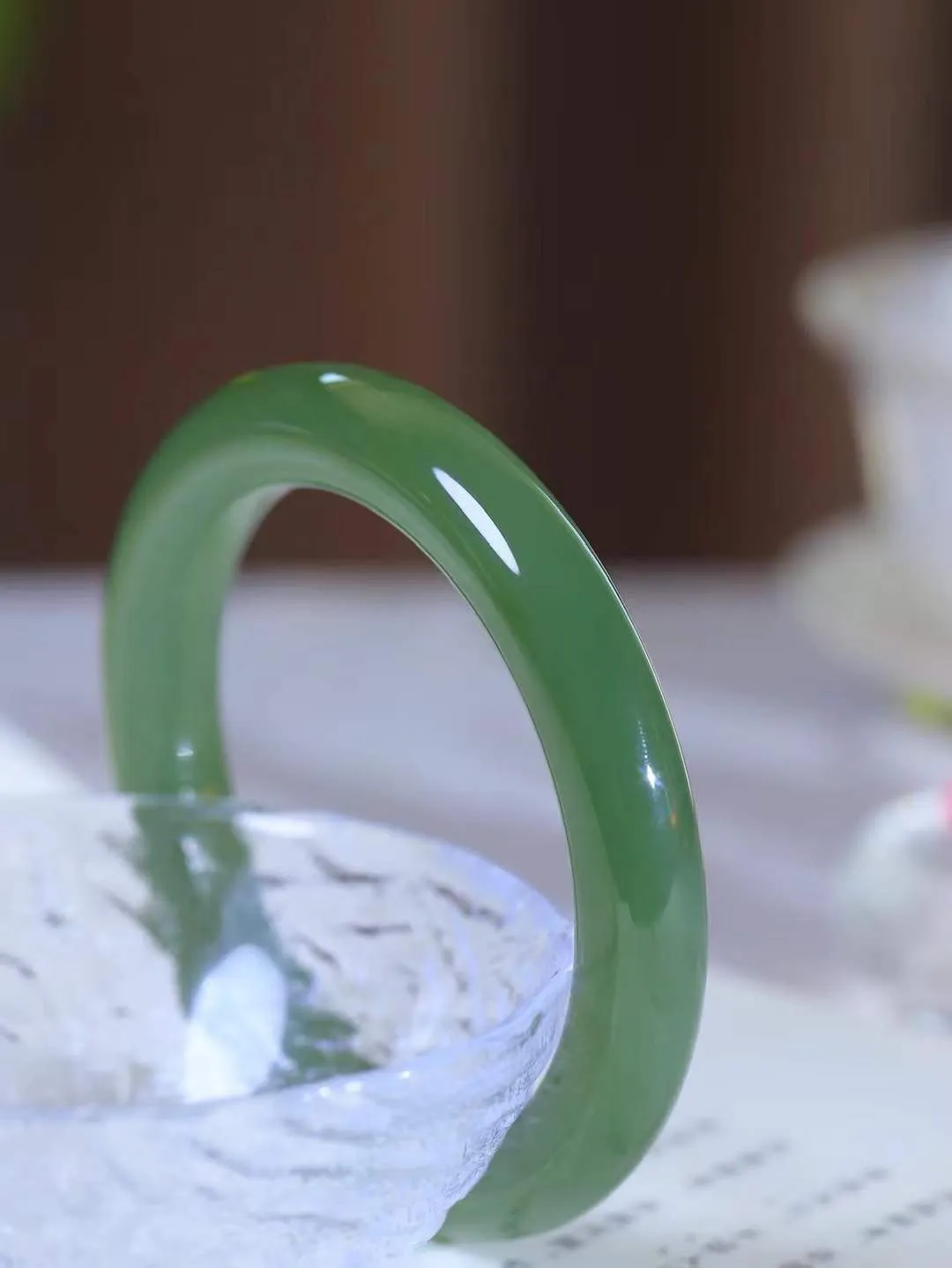 [温润如玉.手镯]

精品和田玉湖水绿手镯。玉质温润细腻 油性十足 手感舒适，高华雅逸，线条流畅，简约大气，美自天成，素雅高贵。佩戴于腕间，婉约之美，举手投足间透出那份低调奢华。重78.8克 内径63mm尺寸11.8-11.6mm 781152914A