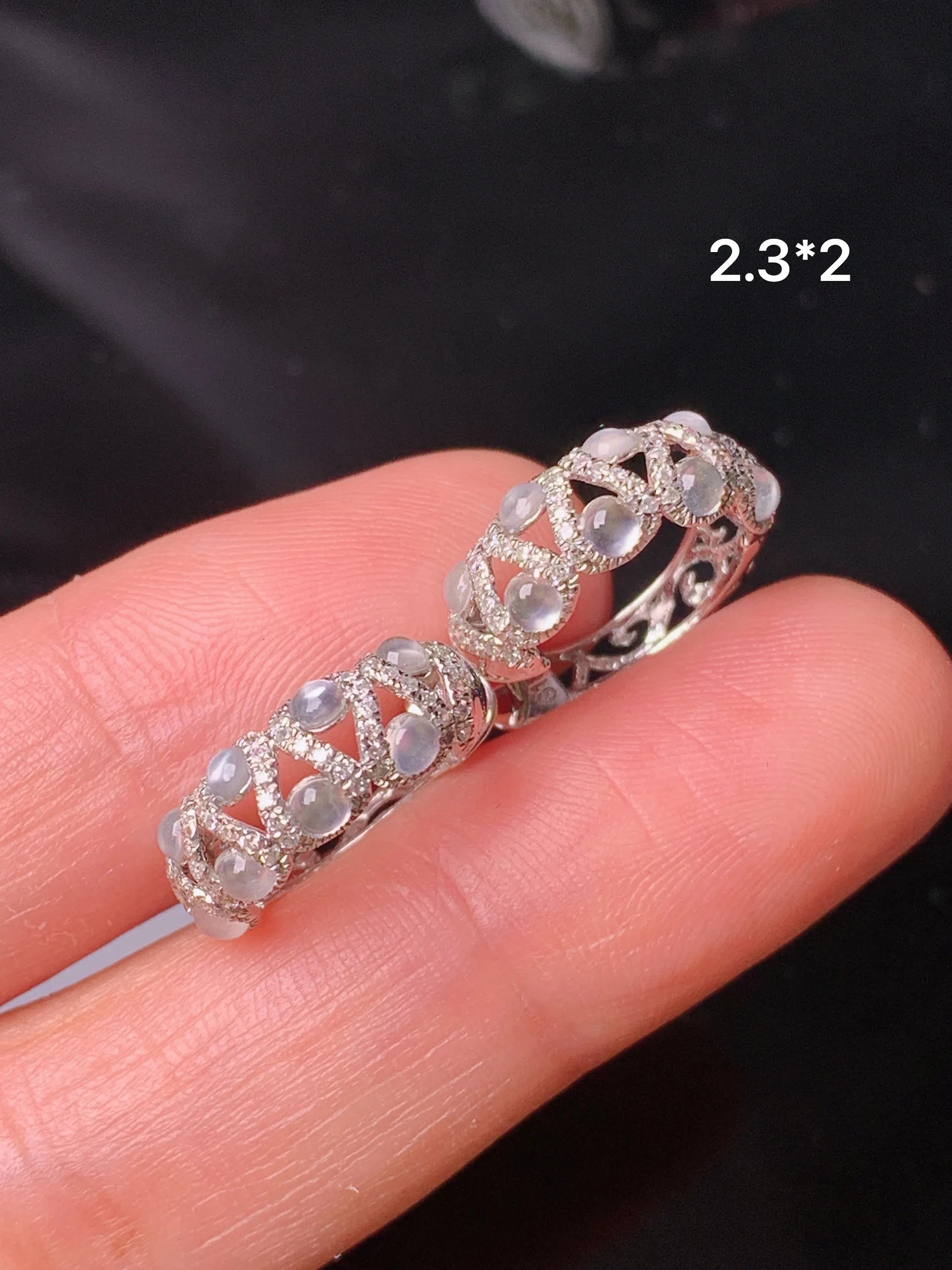 18k金钻镶嵌冰种蛋面耳钉 玉质细腻 色泽艳丽清新 整体尺寸2.3*2