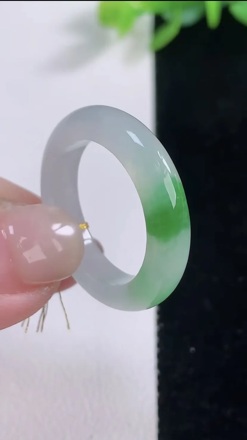 翡翠a货冰种飘绿指环 戒指，尺寸19.6-4.8-3.6，重量:4.44g